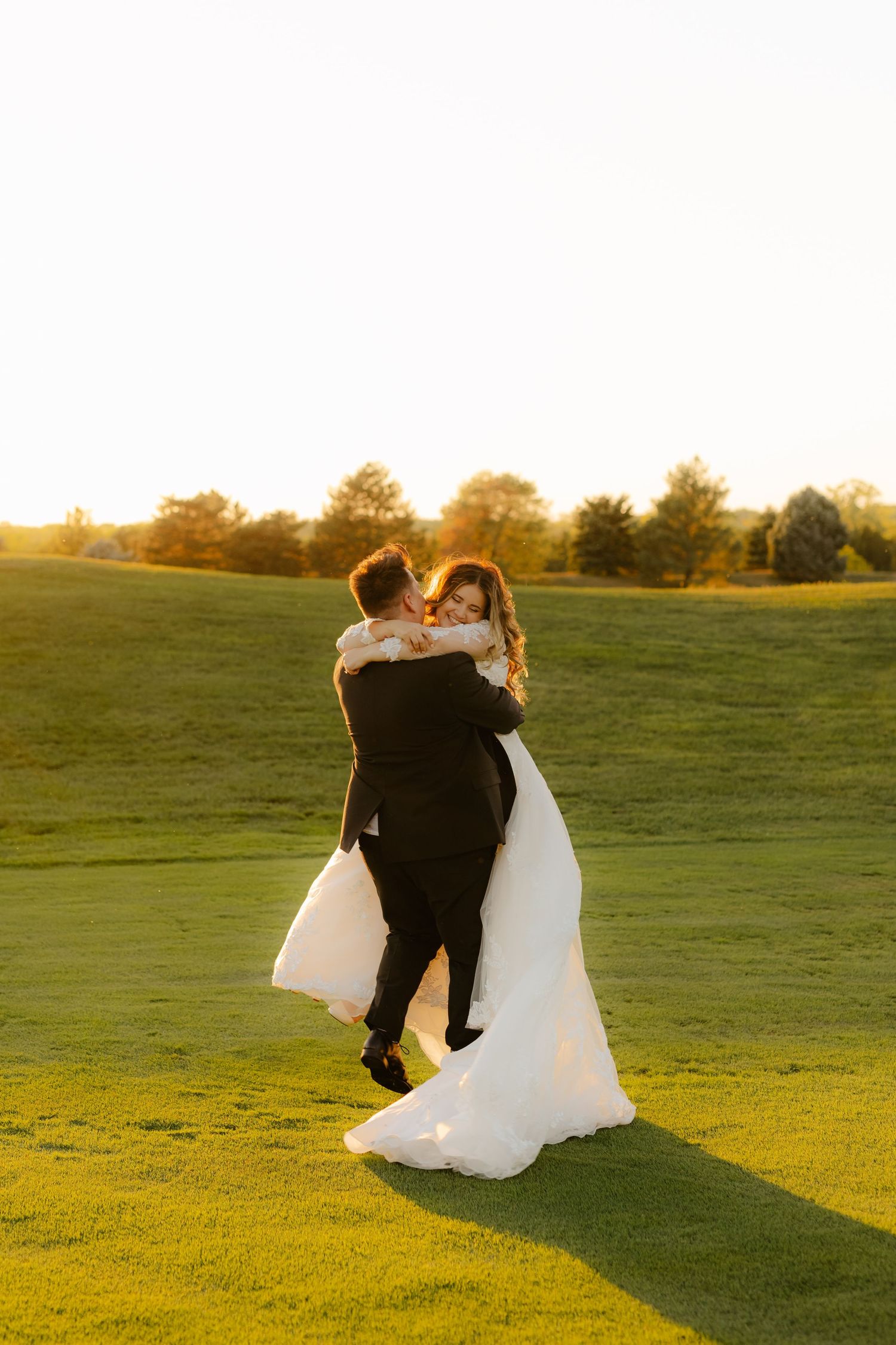 sunset wedding photos at the wilderness lodge in lincoln nebraska golf course