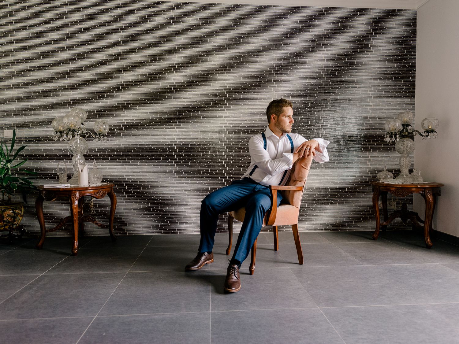 Uma elegante sessão de retratos em ambientes internos com móveis vintage e decoração minimalista.