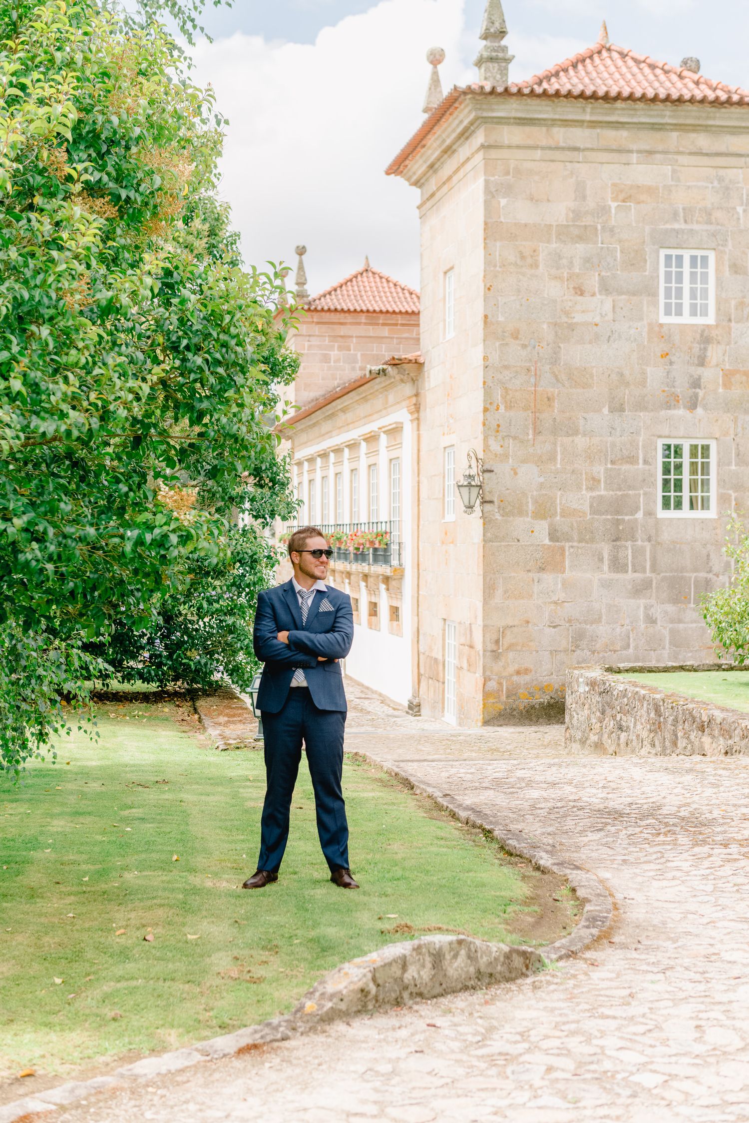 Arquitetura elegante em pedra de uma histórica mansão portuguesa com telhas de terracota.