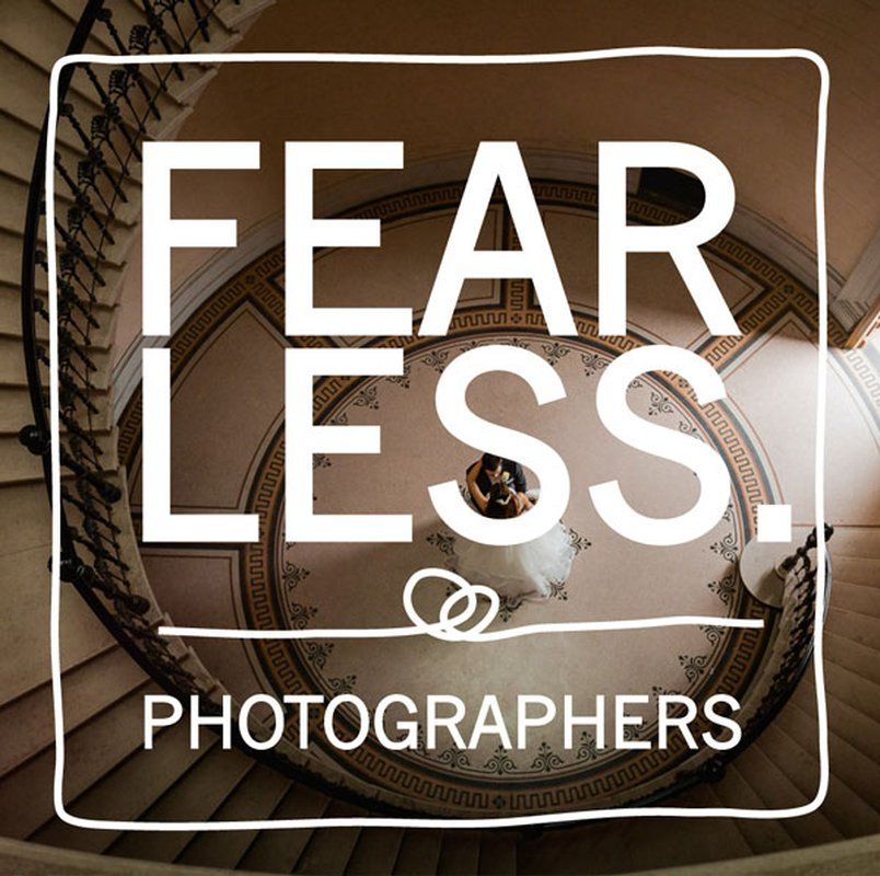 Fehér színű, FEARLESS PHOTOGRAPHERS logó dizájn, négyzetes keretben, barna árnyalatú spirális lépcsőház háttér előtt.