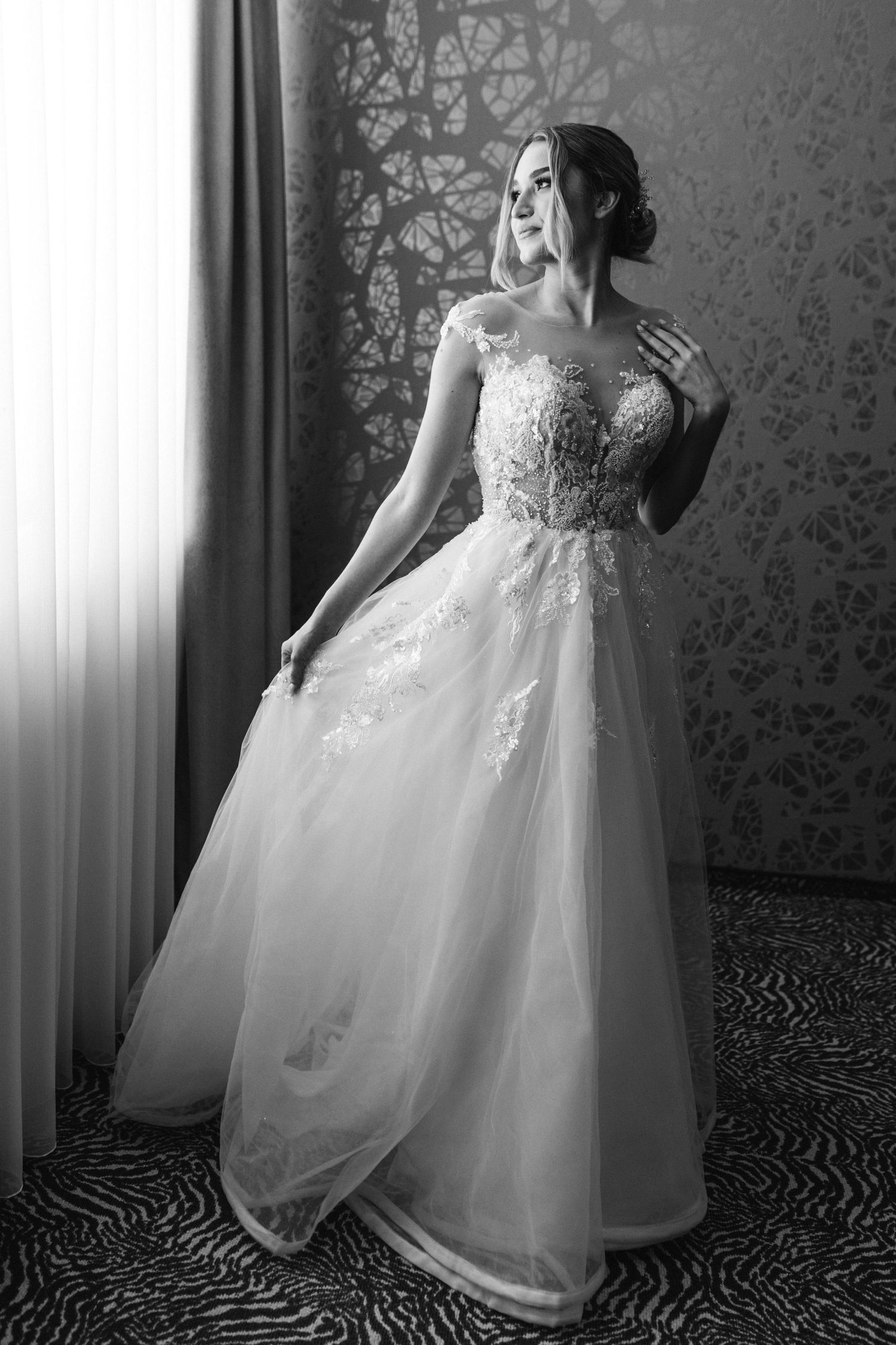 Nevesta v obleki iz poročnega salona White Couture, v hotelski sobi hotela v Rimske terme.