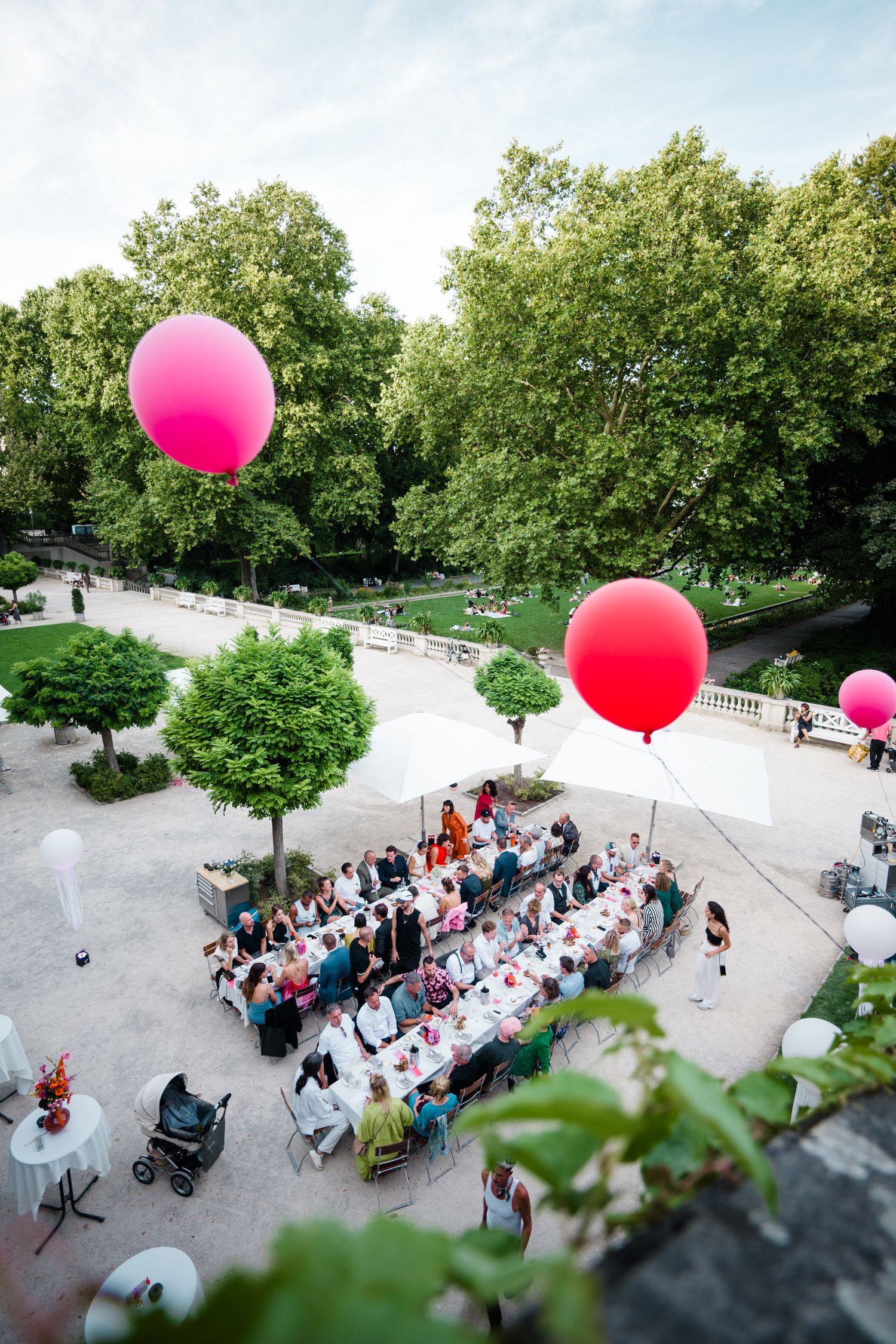 Hochzeitsfest im Körnerpark in Berlin mit roten Ballons