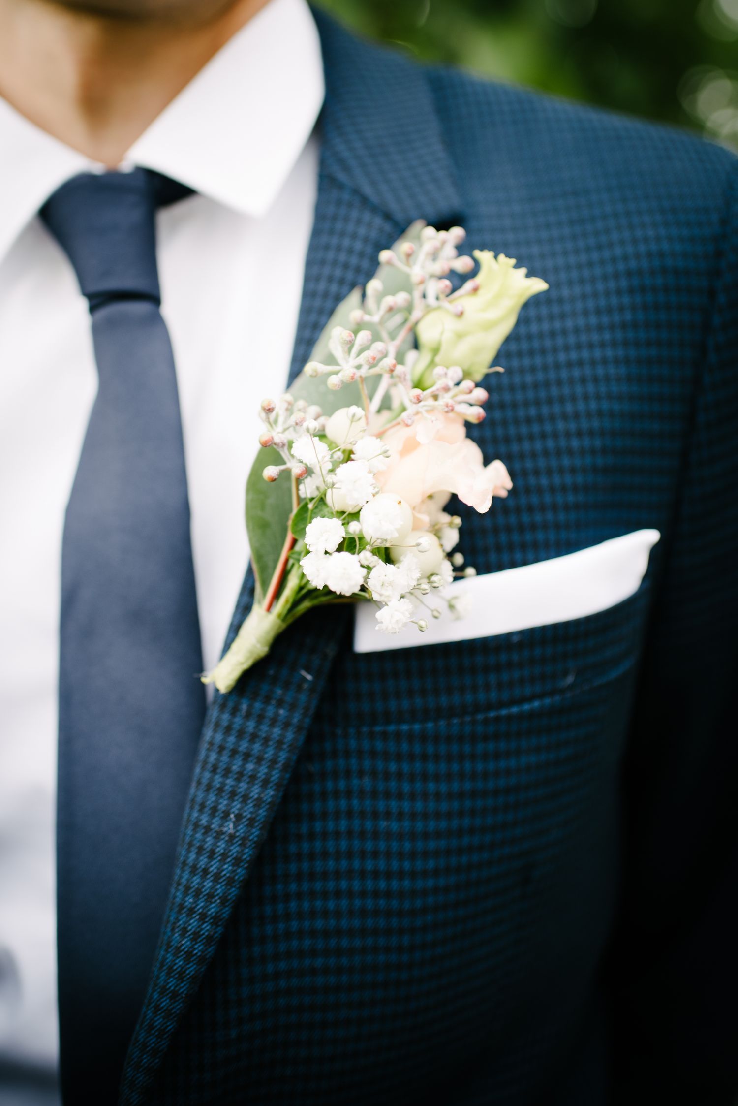 Hochzeit Berlin Fotografin Blumen am Anzug