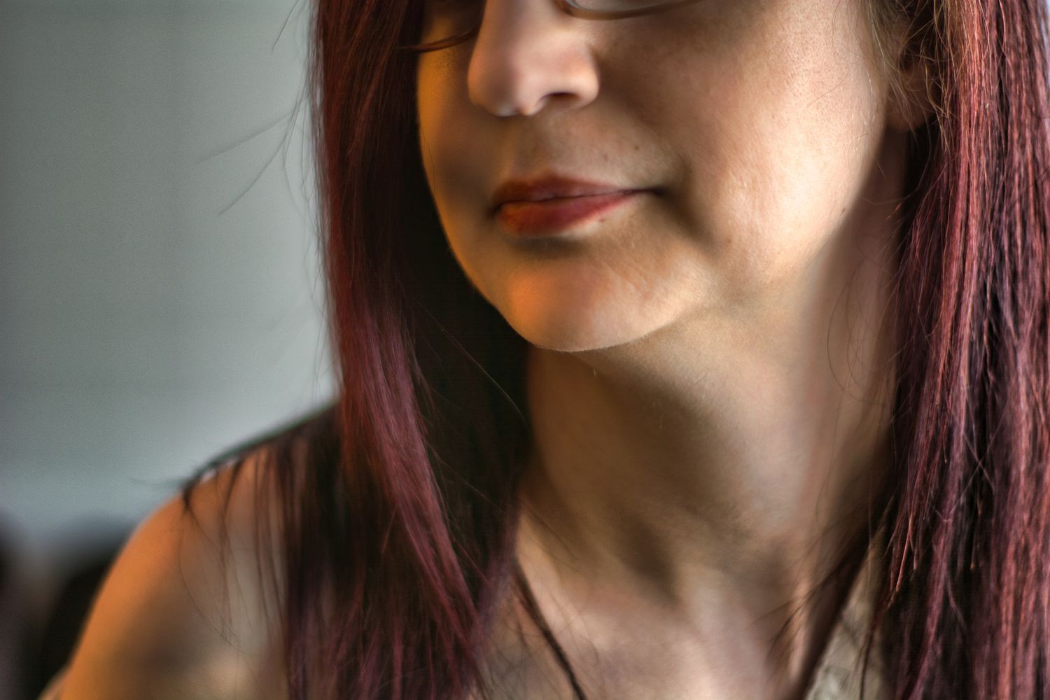 close of woman posing focusin on lips and shoulders
