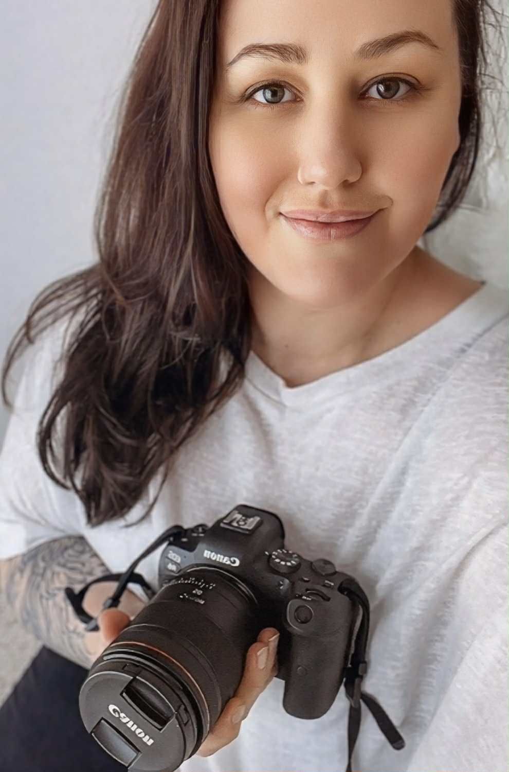 geelong newborn photographer holding canon R6 in armstrong creek photography studio geelong photoshoot
