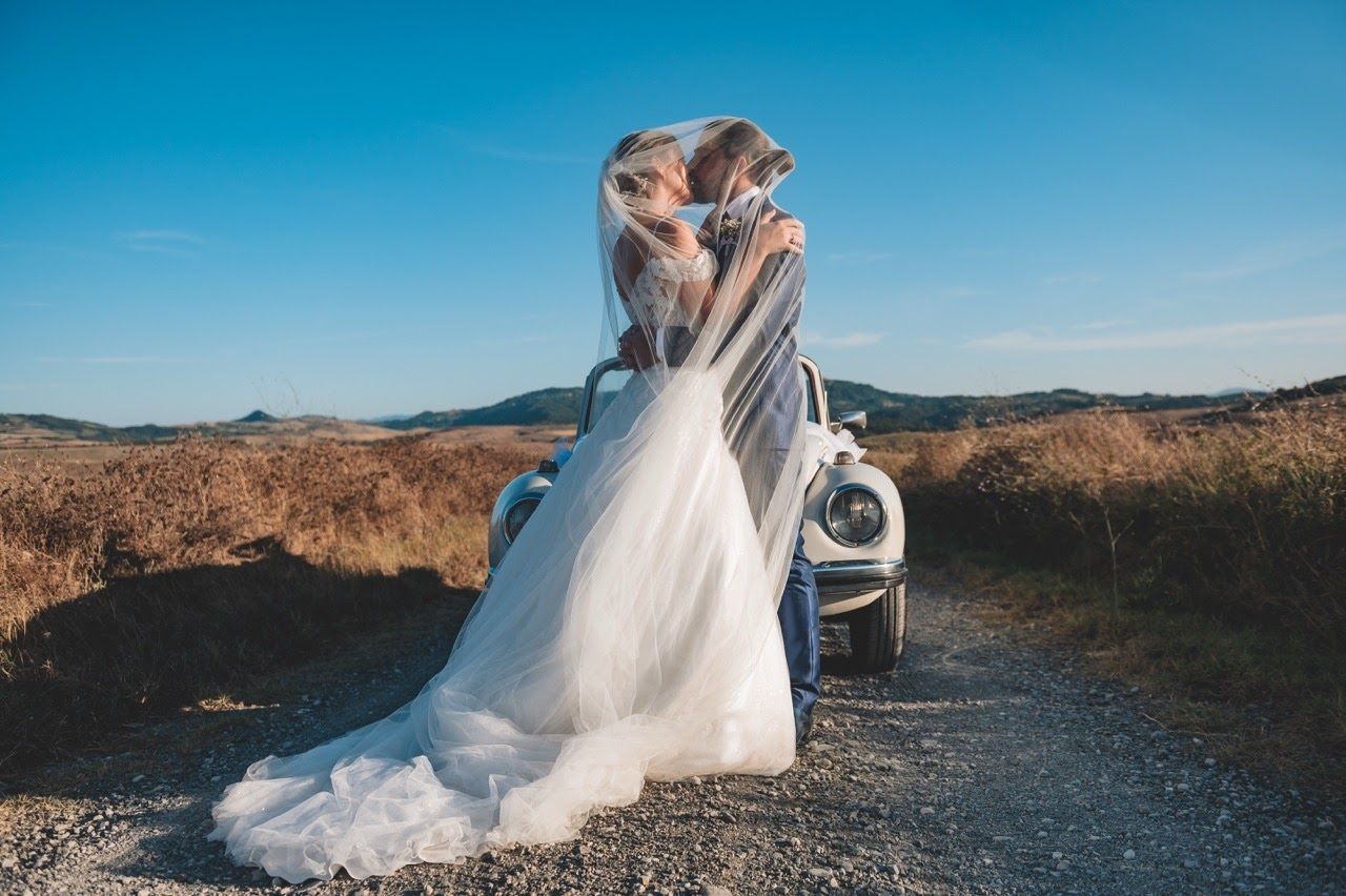 foto matrimonio sposi sotto al velo si baciano a gambassi terme, volterra