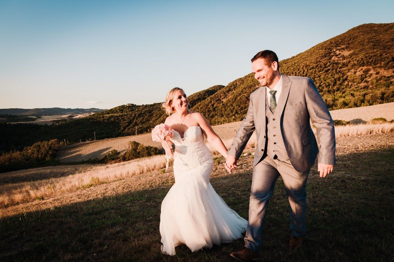 foto matrimonio sposi camminano nelle colline toscane