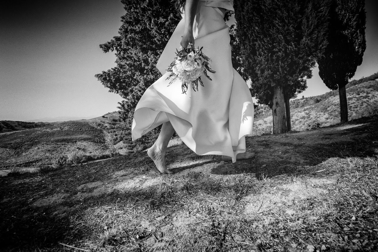 foto sposa con bouquet, cammina a parco canonica certaldo