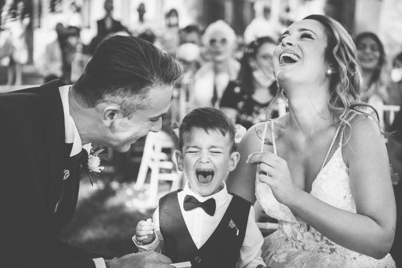 foto sposi matrimonio bambino che piange