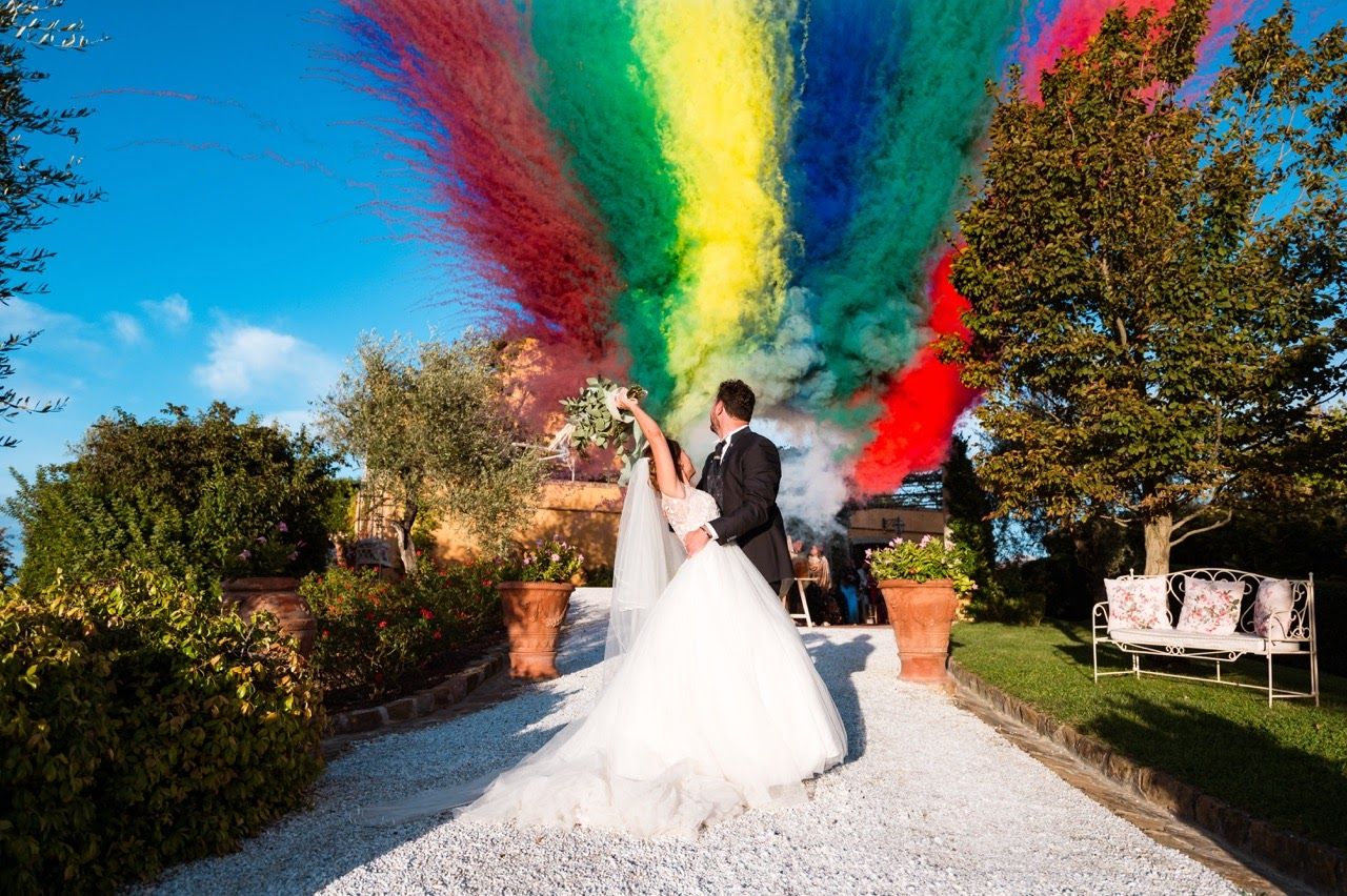 foto matrimonio sposi con fuochi artificiali colorati di giorno a villa il petriccio