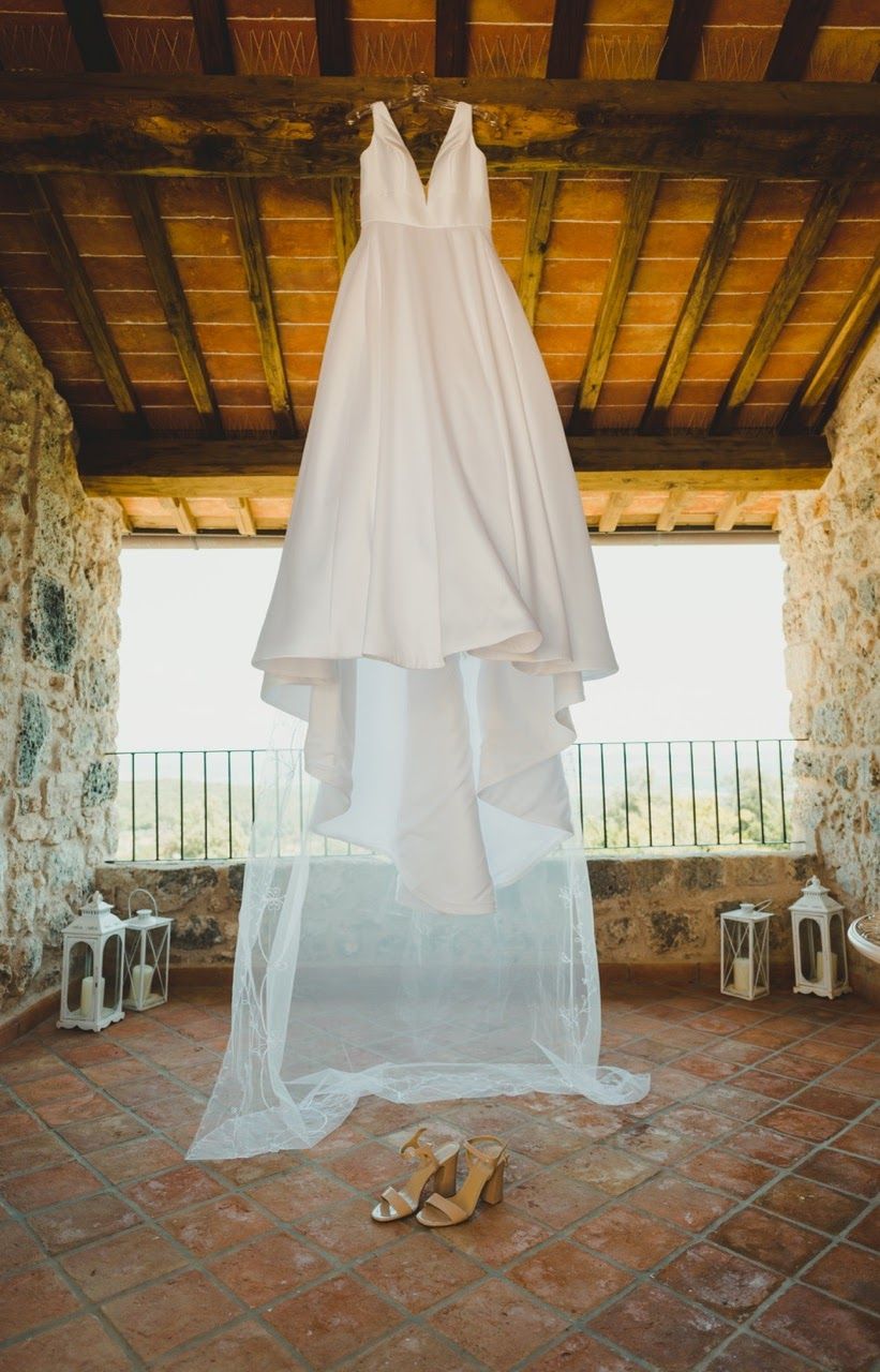 vestito della sposa, foto con scarpe del matrimonio