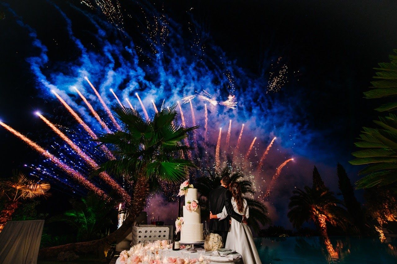 foto matrimonio sposi tenuta corbinaia con fuochi d'artificio e torta