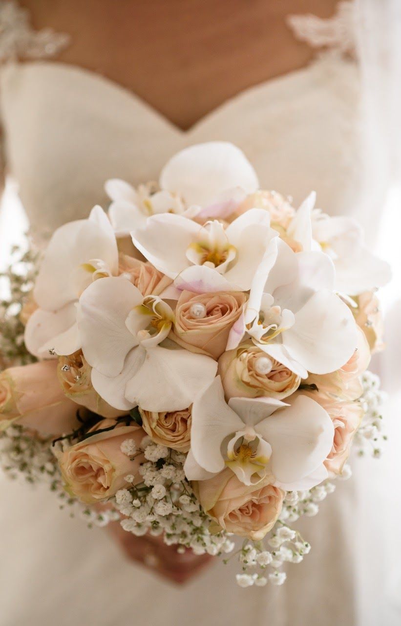 sposa che tiene il bouquet del matrimonio