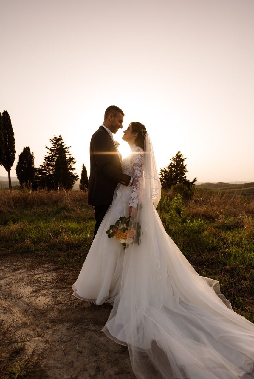 foto matrimonio sposi si guardano innamorati al tramonto a certaldo alto parco canonica