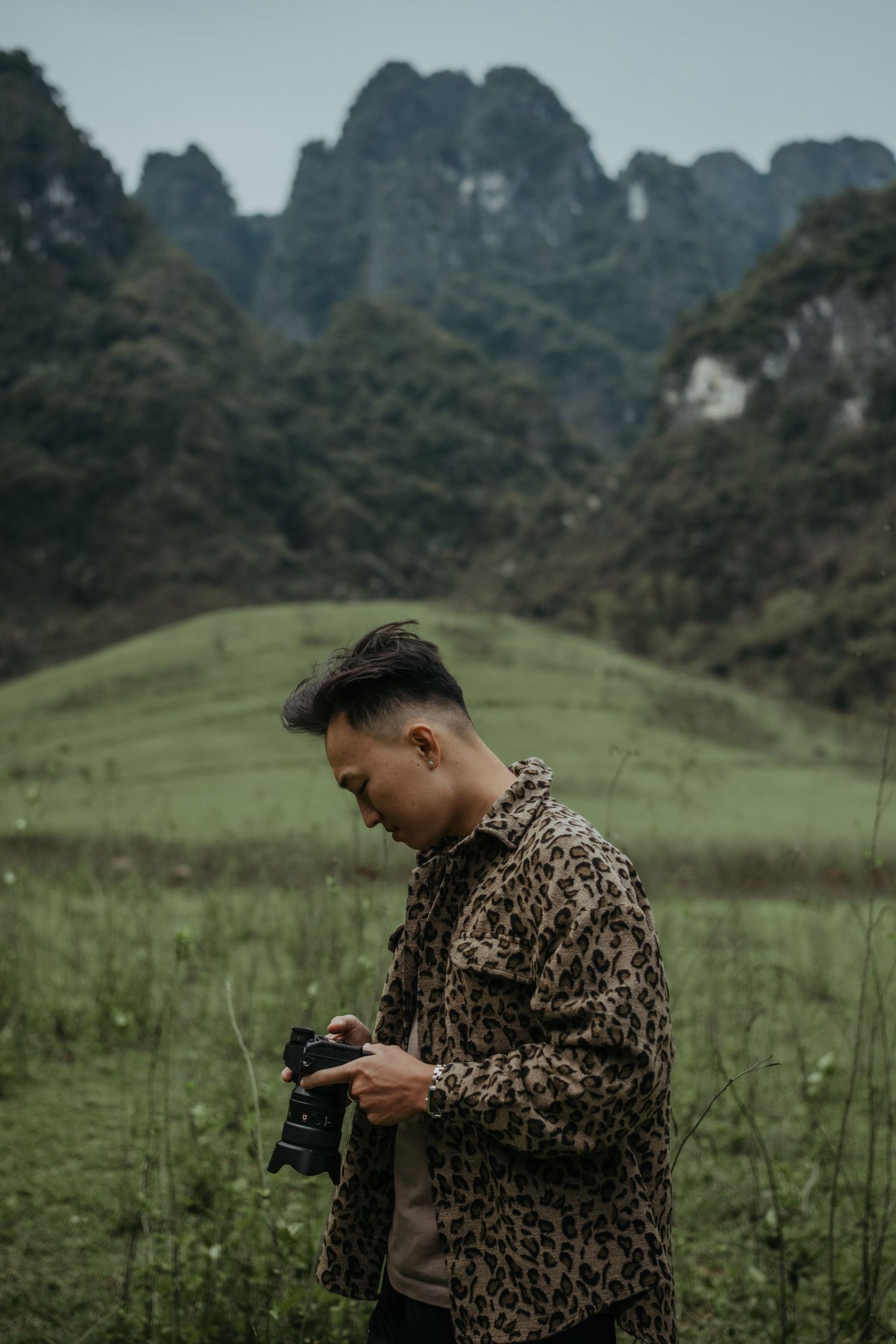 Hills Vow
Hi, I am tinh
Vietnam elopement wedding and intimate wedding photographe