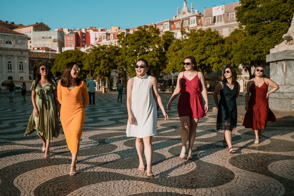Wandersoul Stories Bachelorette Party Photographer - bride with friends in the city of lisbon