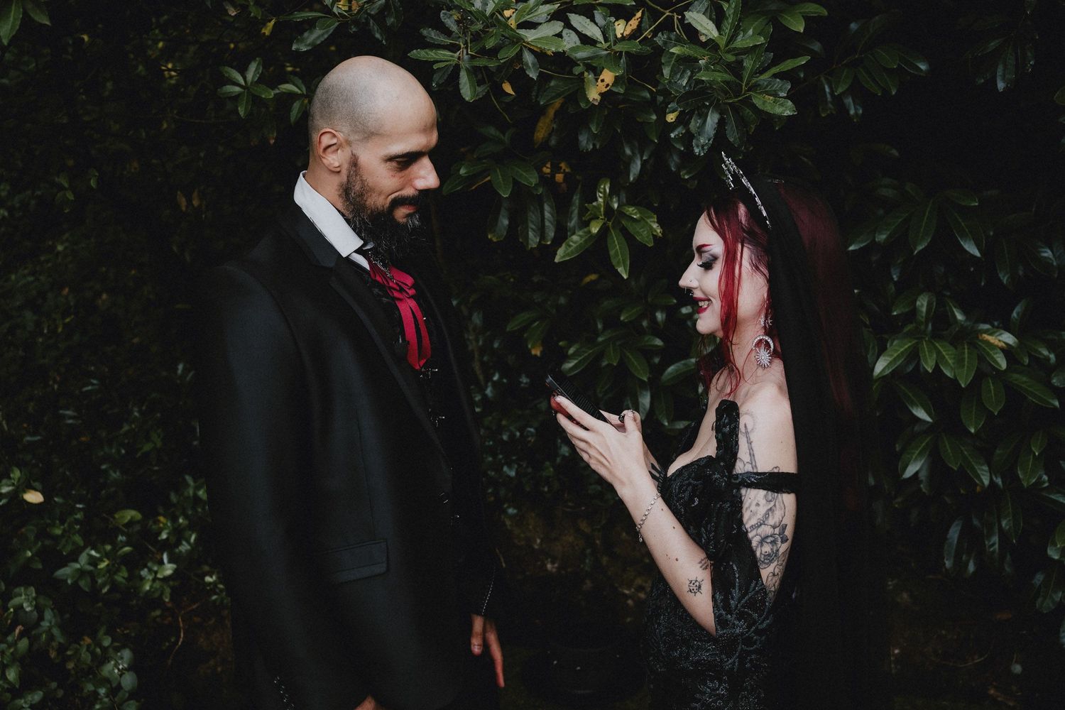 Wandersoul Stories Elopements and Destination Weddings Portugal - funny moment with phone