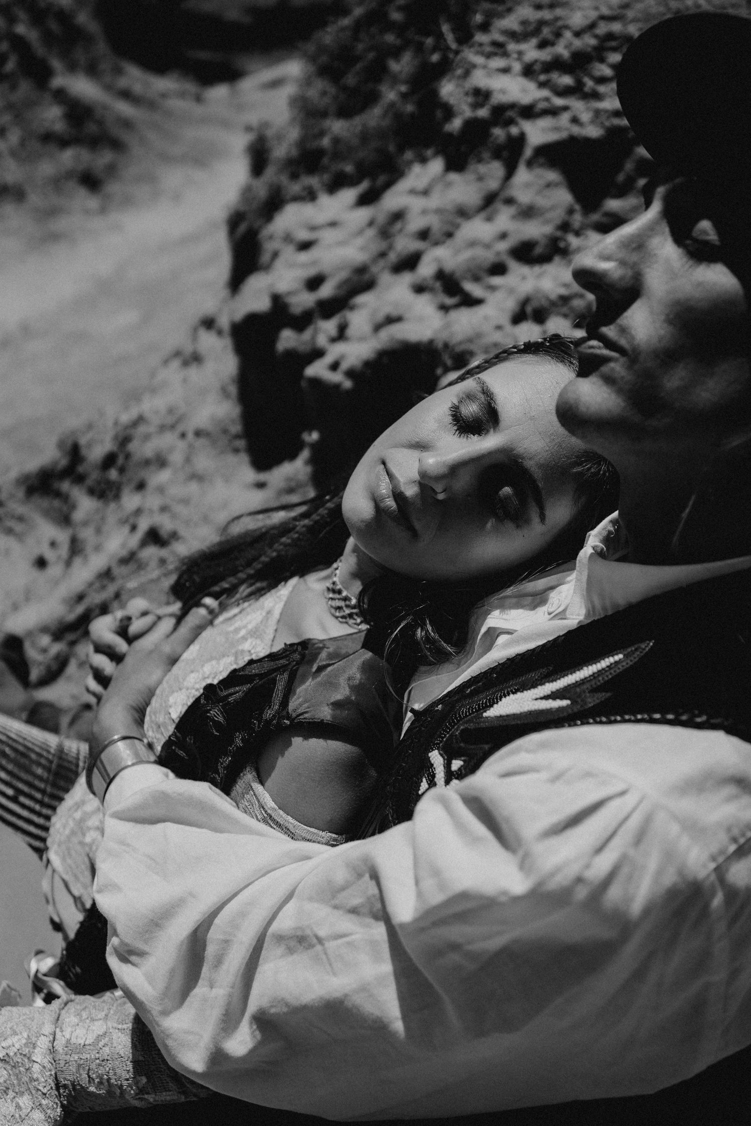 Wandersoul Stories Elopements and Destination Weddings Portugal - Wedding in the desert - black and white