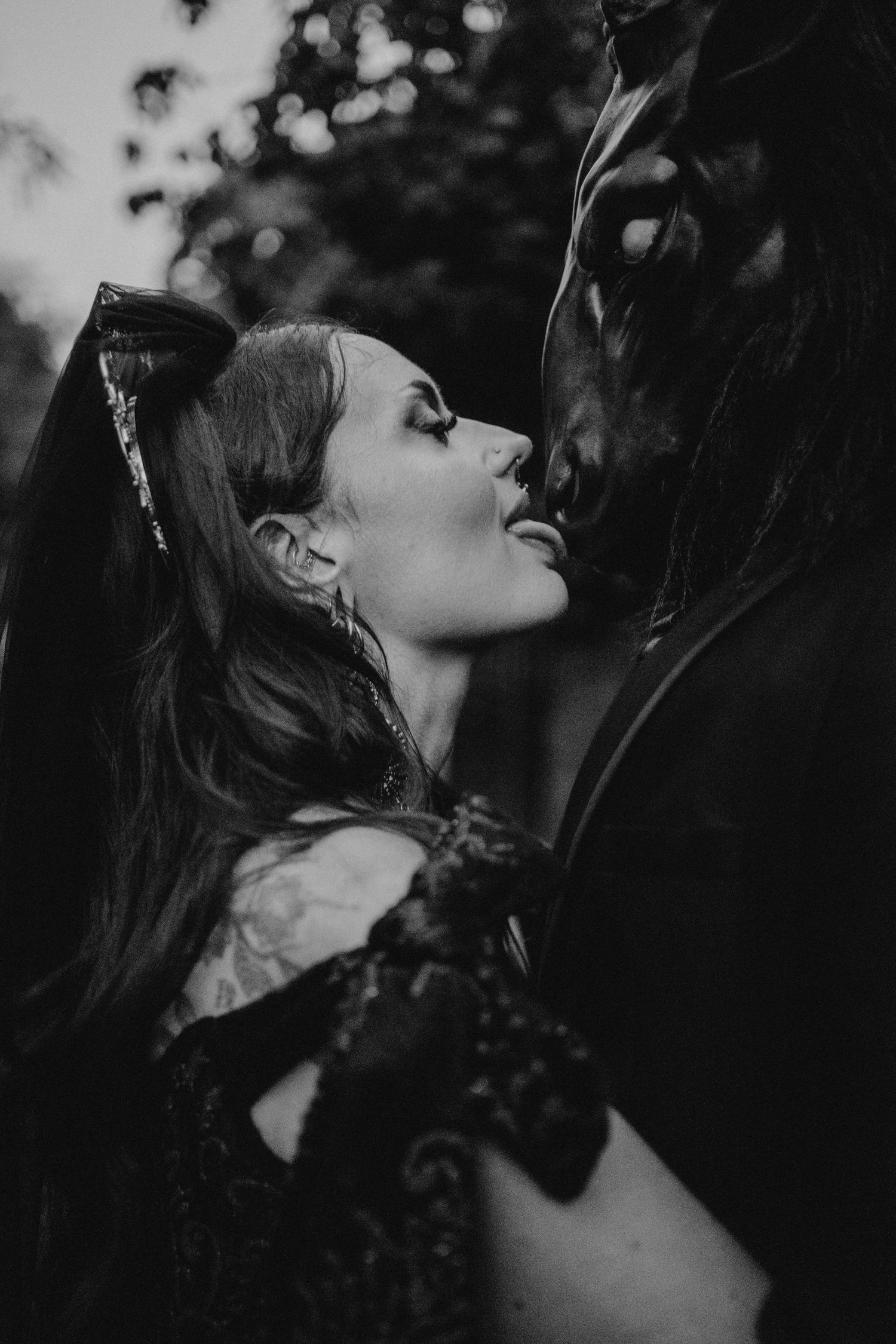 Wandersoul Stories Elopements and Destination Weddings Portugal - sensual moment in black and white