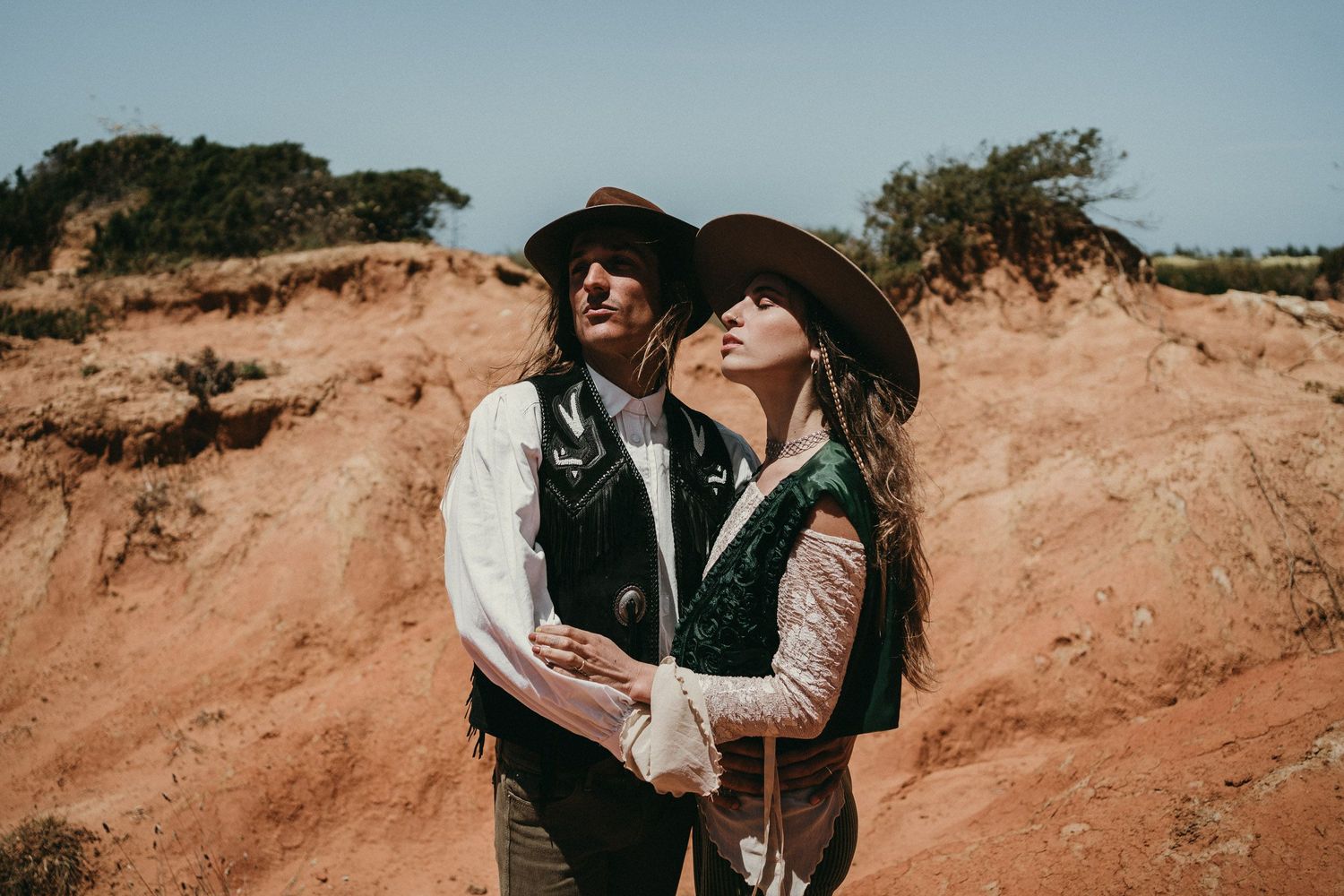 Wandersoul Stories Elopements and Destination Weddings Portugal - Wedding in the desert - couple with hats