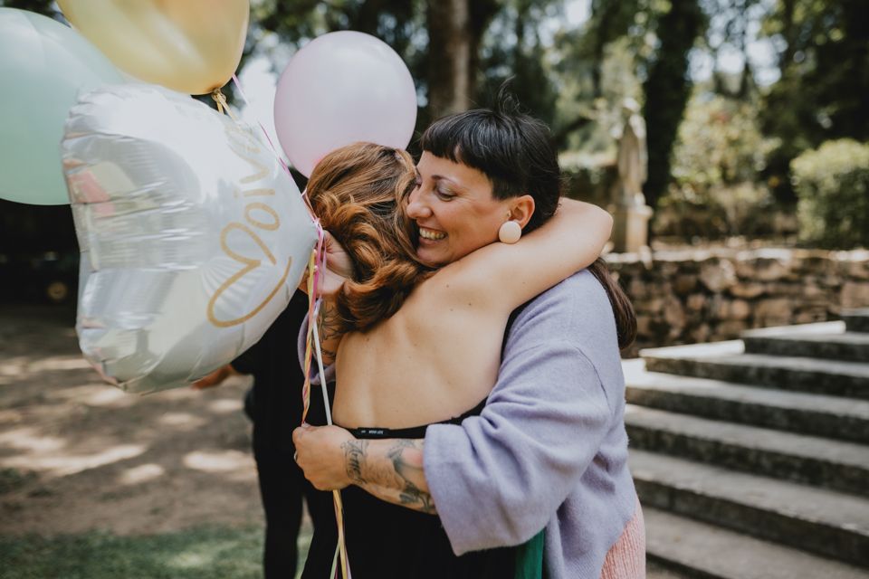 Wandersoul Stories Bachelorette Party Photos - bride jugging friends