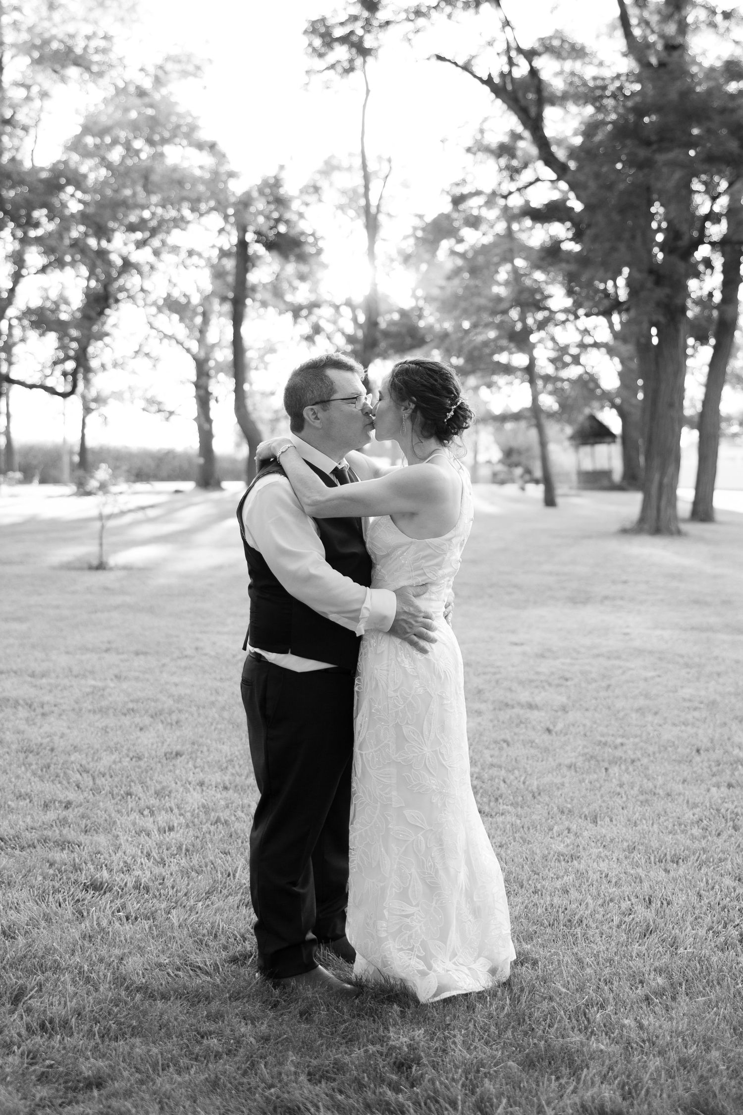 Wedding photographer located in Oxford, OH near Miami University. Offering proposal pictures, engagement pictures and wedding pictures