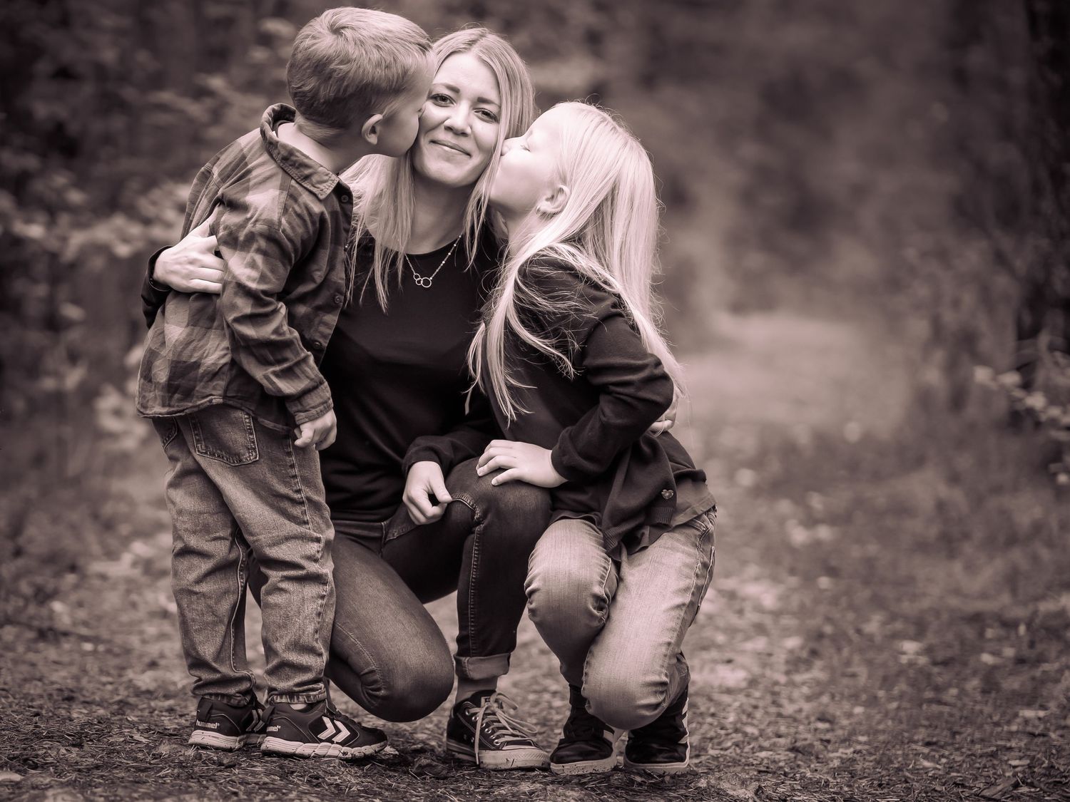 Familj interagerar utomhus i en uppriktig svartvit fotosekvens som visar koppling och lekfulla stunder.