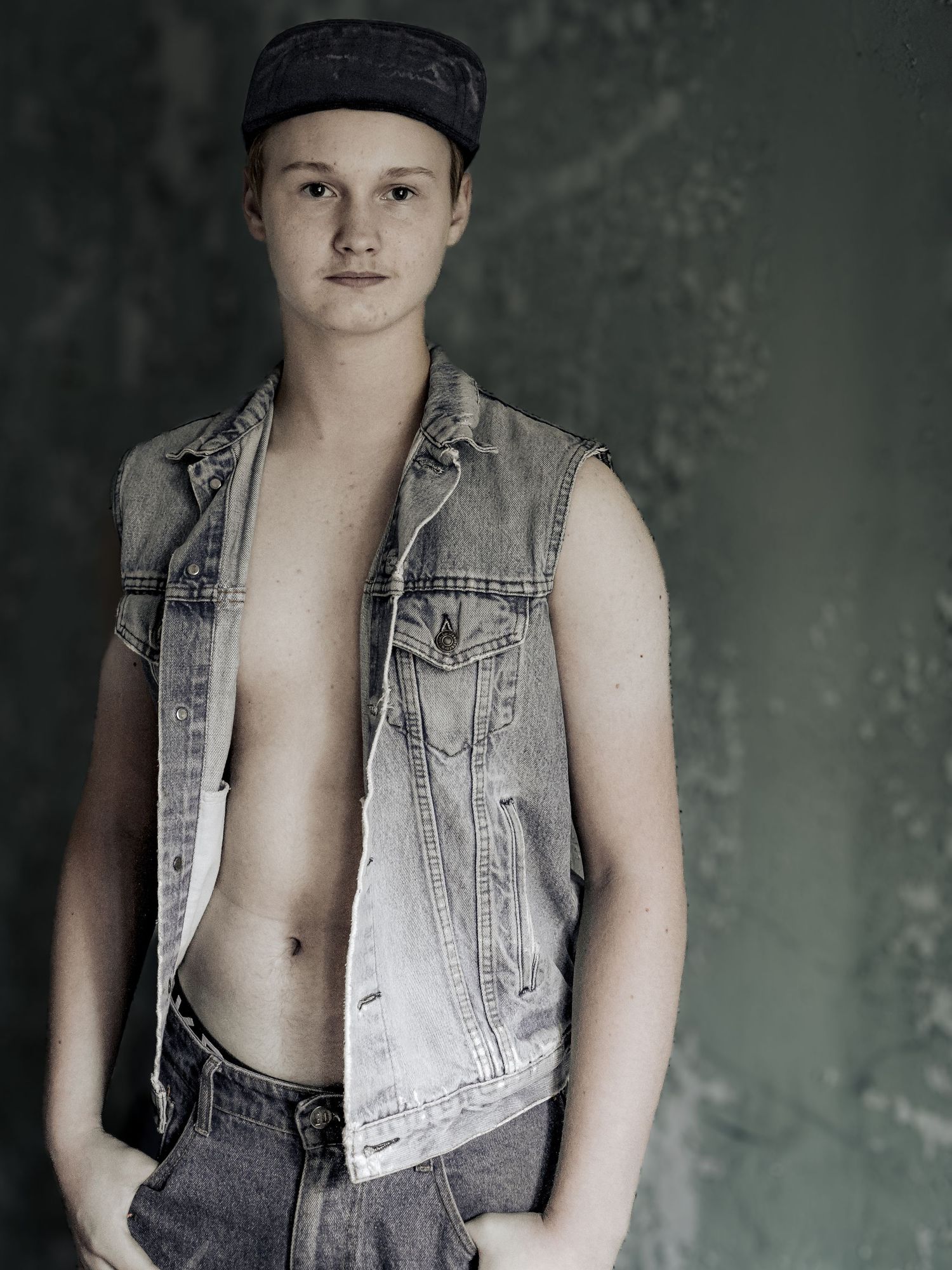 Konstnärliga svartvita modeporträtt med jeansväststyling.
