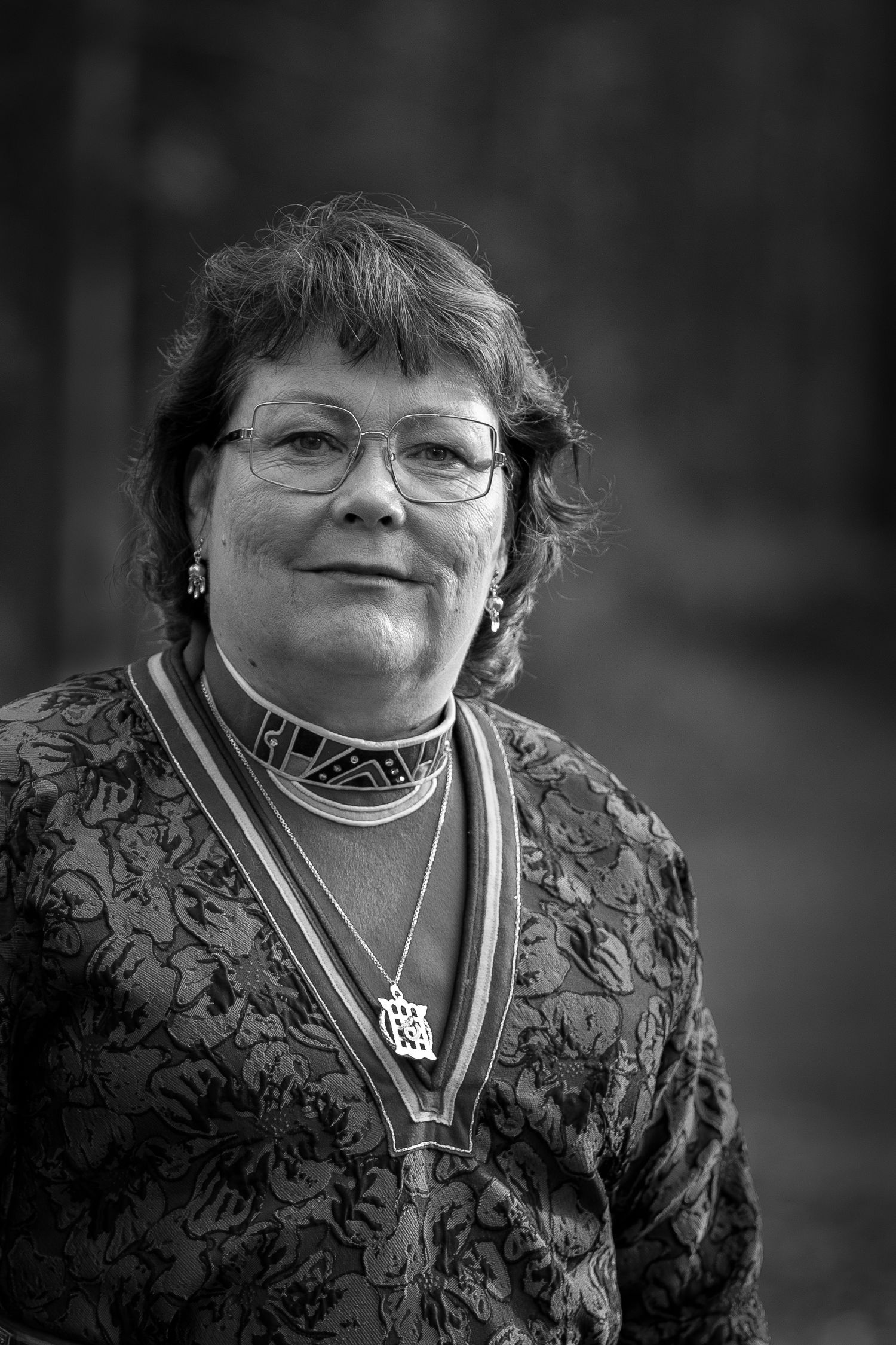 Svartvit porträttserie som visar olika uttryck och vinklar. Samisk kolt. Katarina Spik Skum