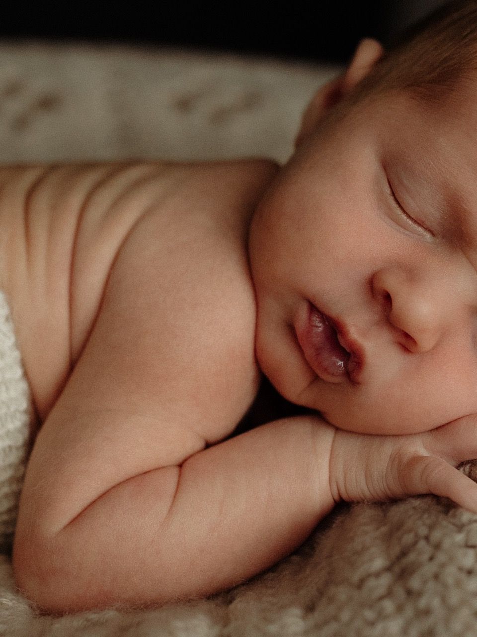 Newborn photography at home focusing on all the details. Hitchin.