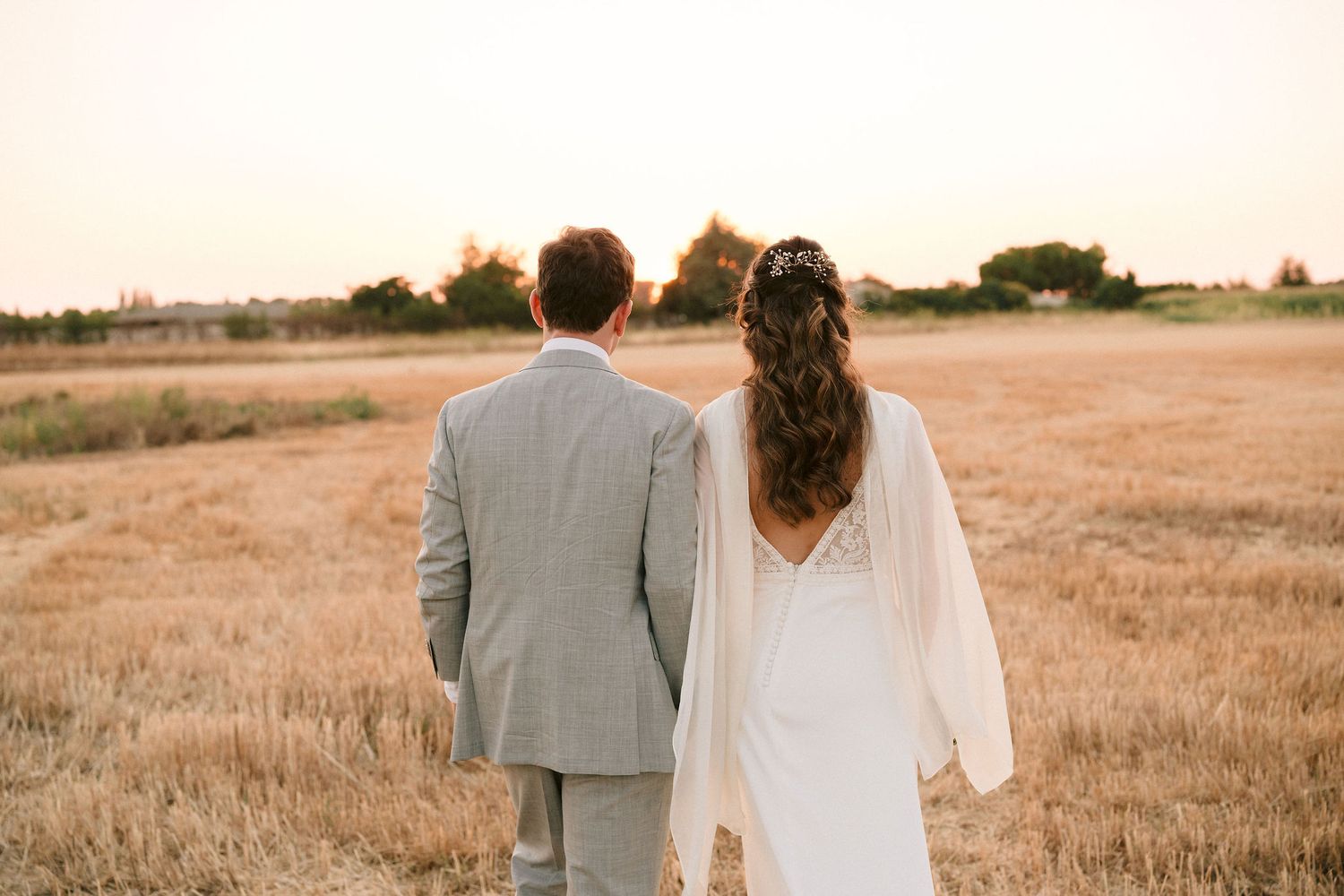 Sesión de novios al atardecer con luz dorada en Finca Valaurea