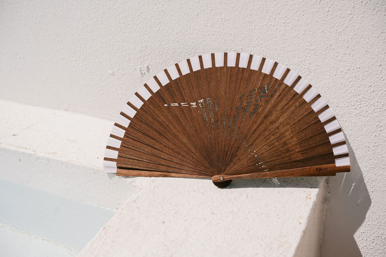 A wooden fan is shown in multiple positions as it opens and closes against a white background. Preparáción Boda en Finca Valaurea