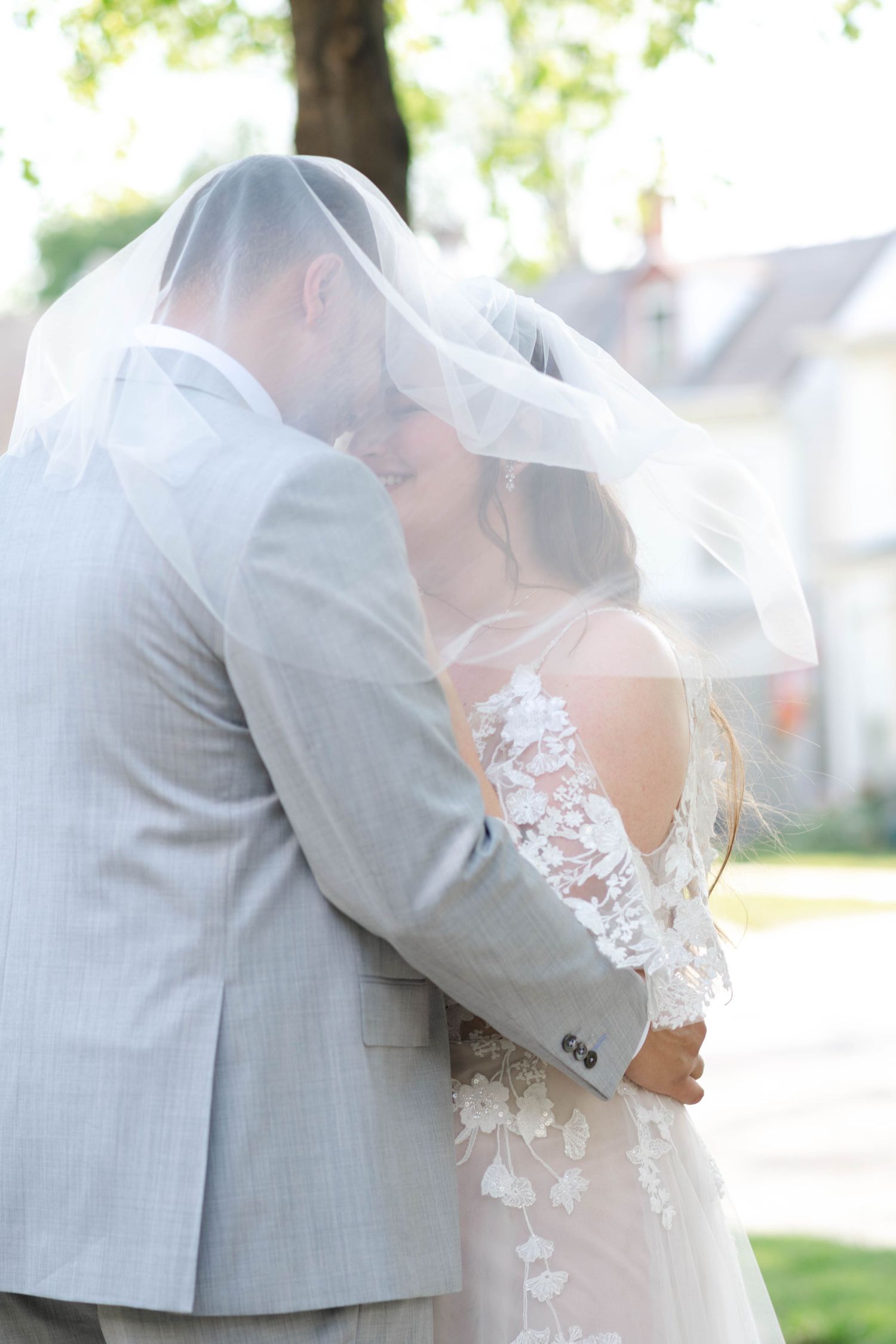 bride-groom-under-veil-portrait