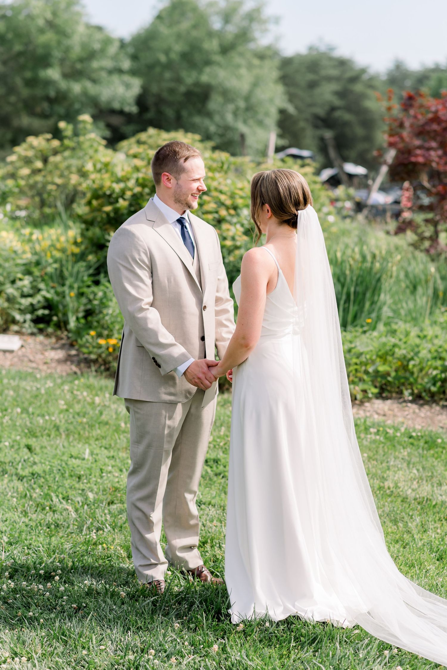 Bull-Run-Winery-couple-first-look