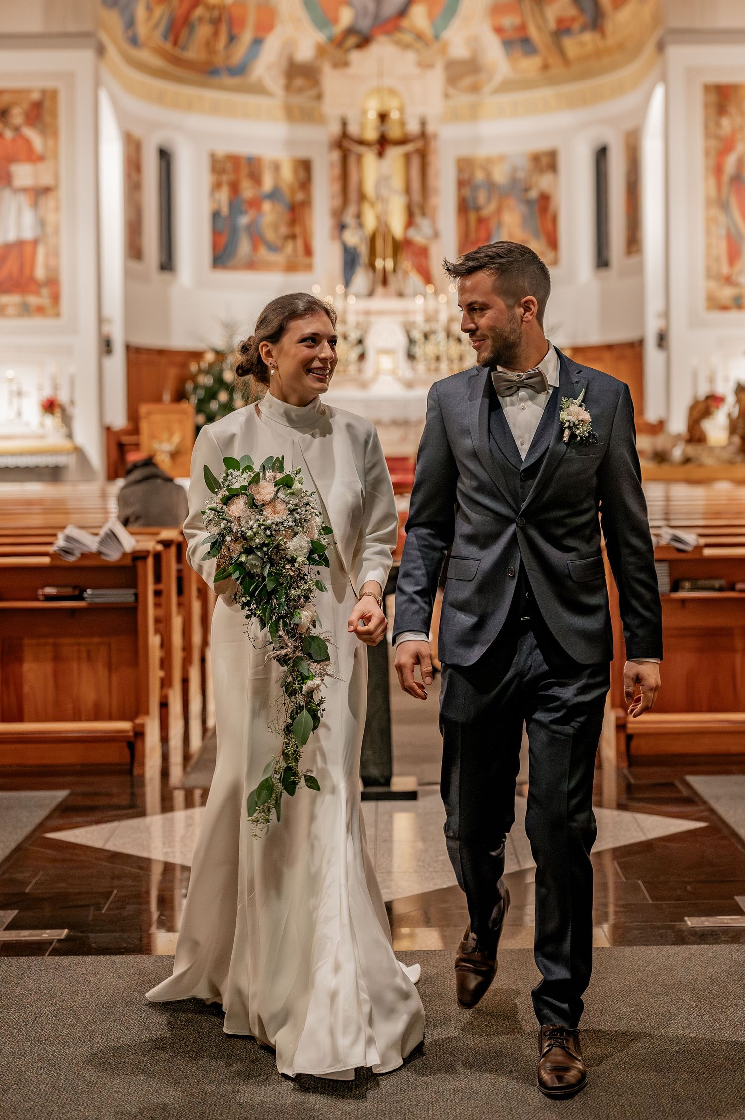 Winterhochzeit, Kirche, Hochzeitz, Hochzeitsfotos, Hochzeitsfotogräfin, Oberriet SG, Blumenstrauss, Braut, Brautpaar, Bräutigam, Ehe, JaWort