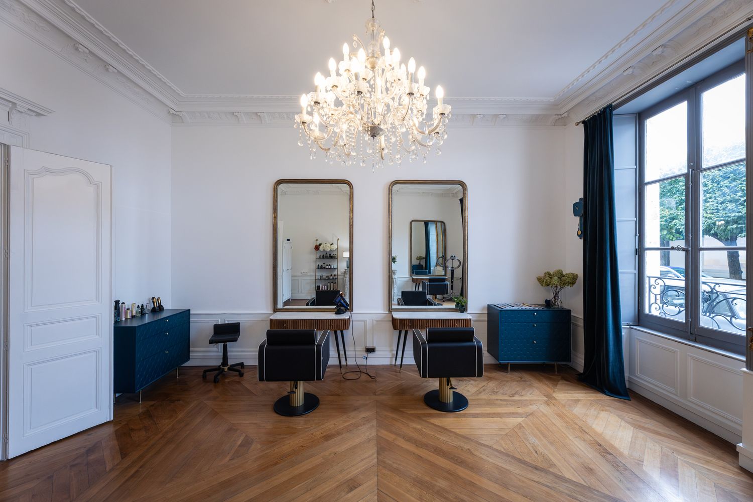 Photographie d’un espace professionnel prise sur site, en lumière naturelle, avec un cadrage pensé pour valoriser l’aménagement du lieu