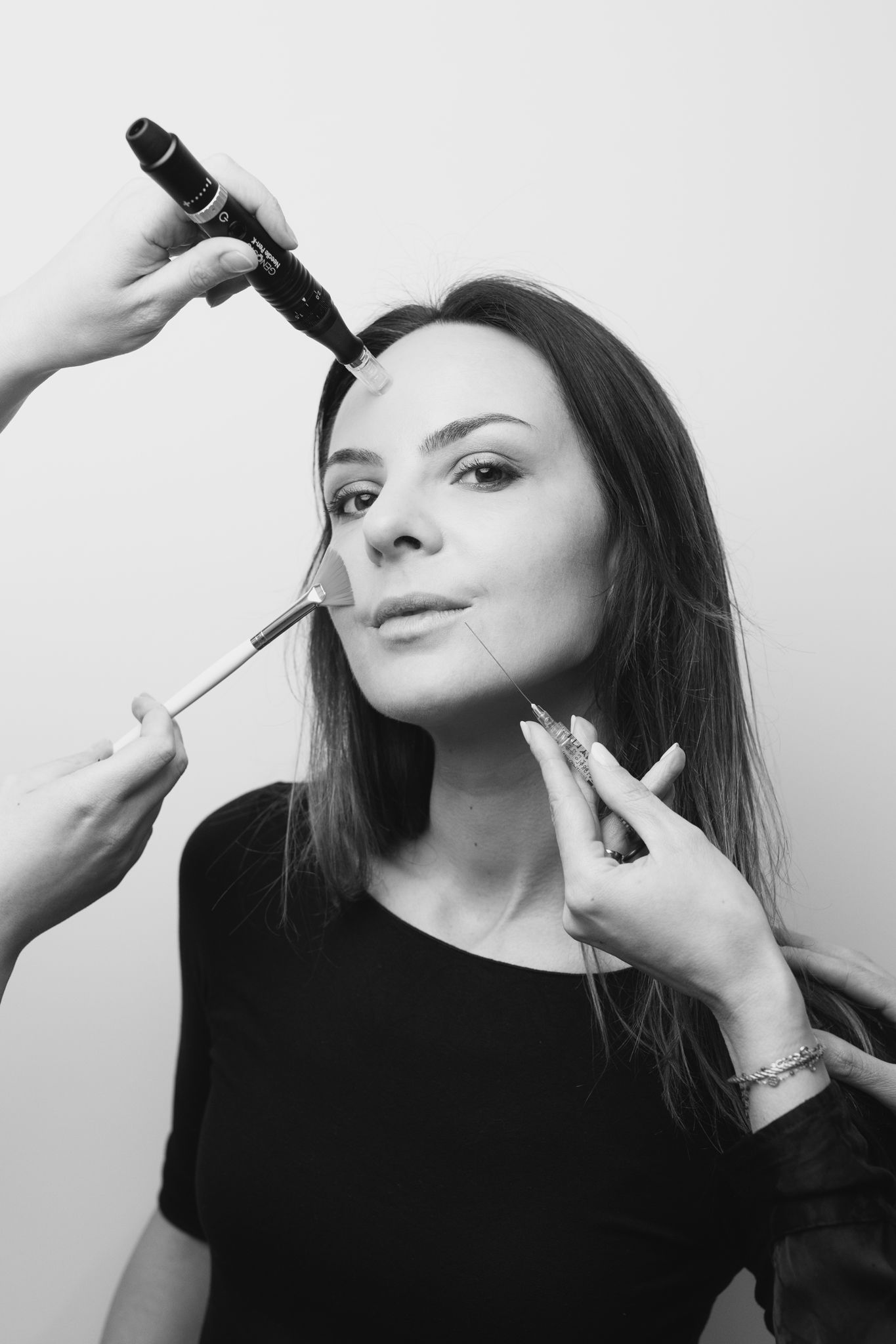 Portrait corporate réalisé en studio, cadrage sobre, posture professionnelle et regard affirmé / Médecine esthétique