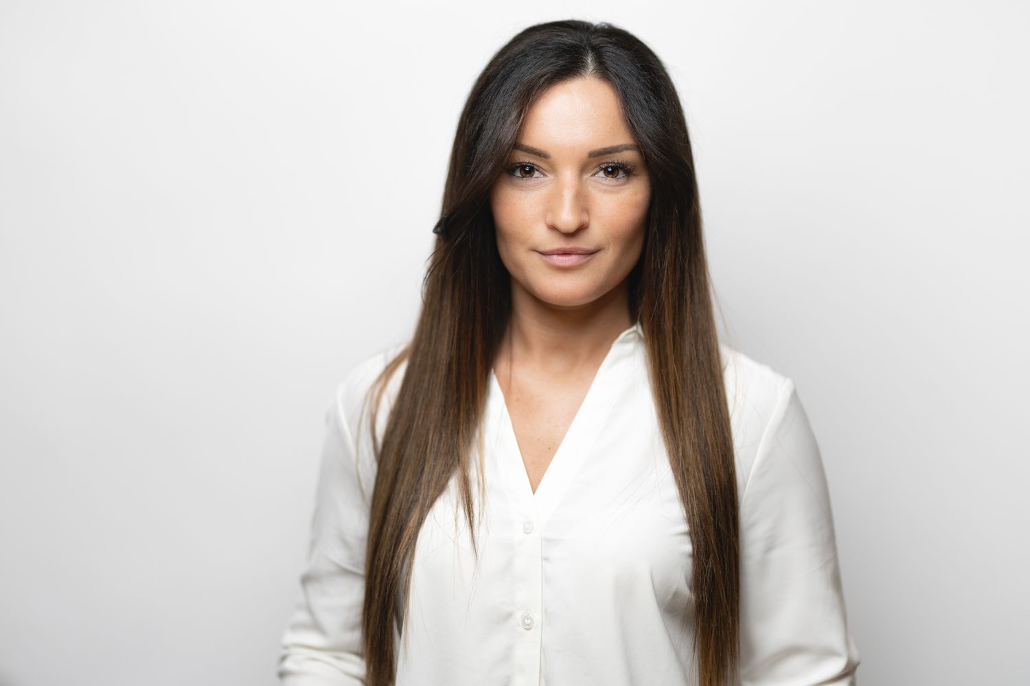 Portrait corporate réalisé en studio, cadrage sobre, posture professionnelle et regard affirmé.