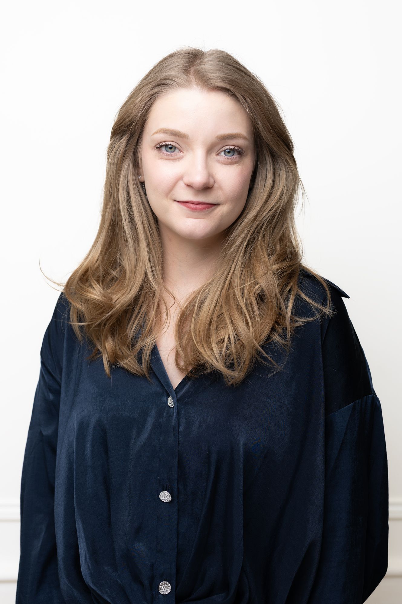 Portrait corporate réalisé en studio, cadrage sobre, posture professionnelle et regard affirmé