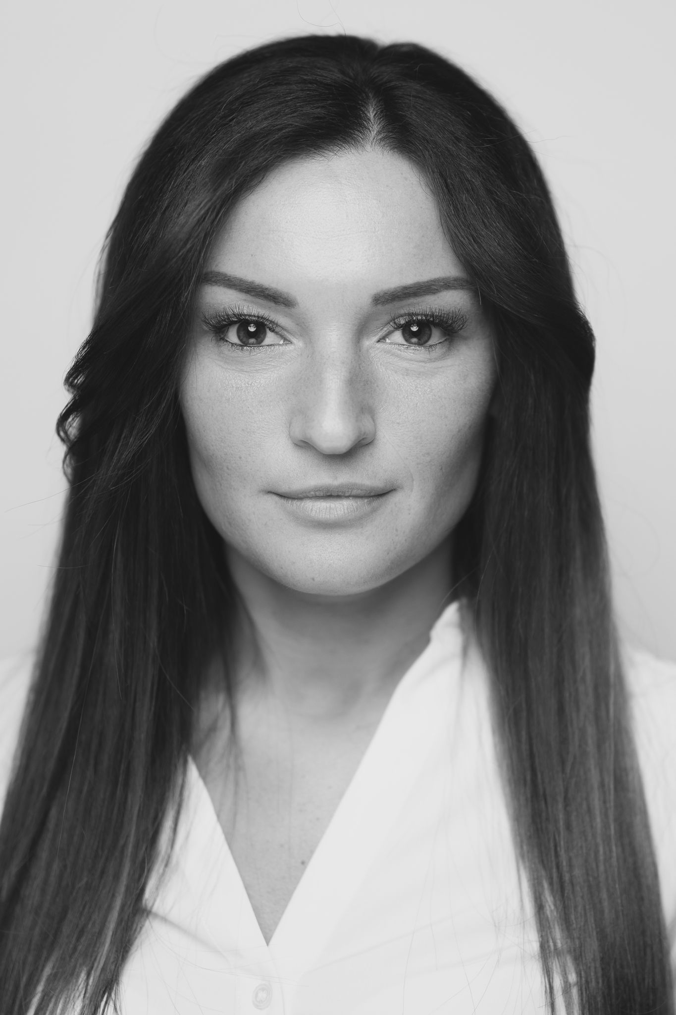 Portrait corporate réalisé en studio, cadrage sobre, posture professionnelle et regard affirmé.