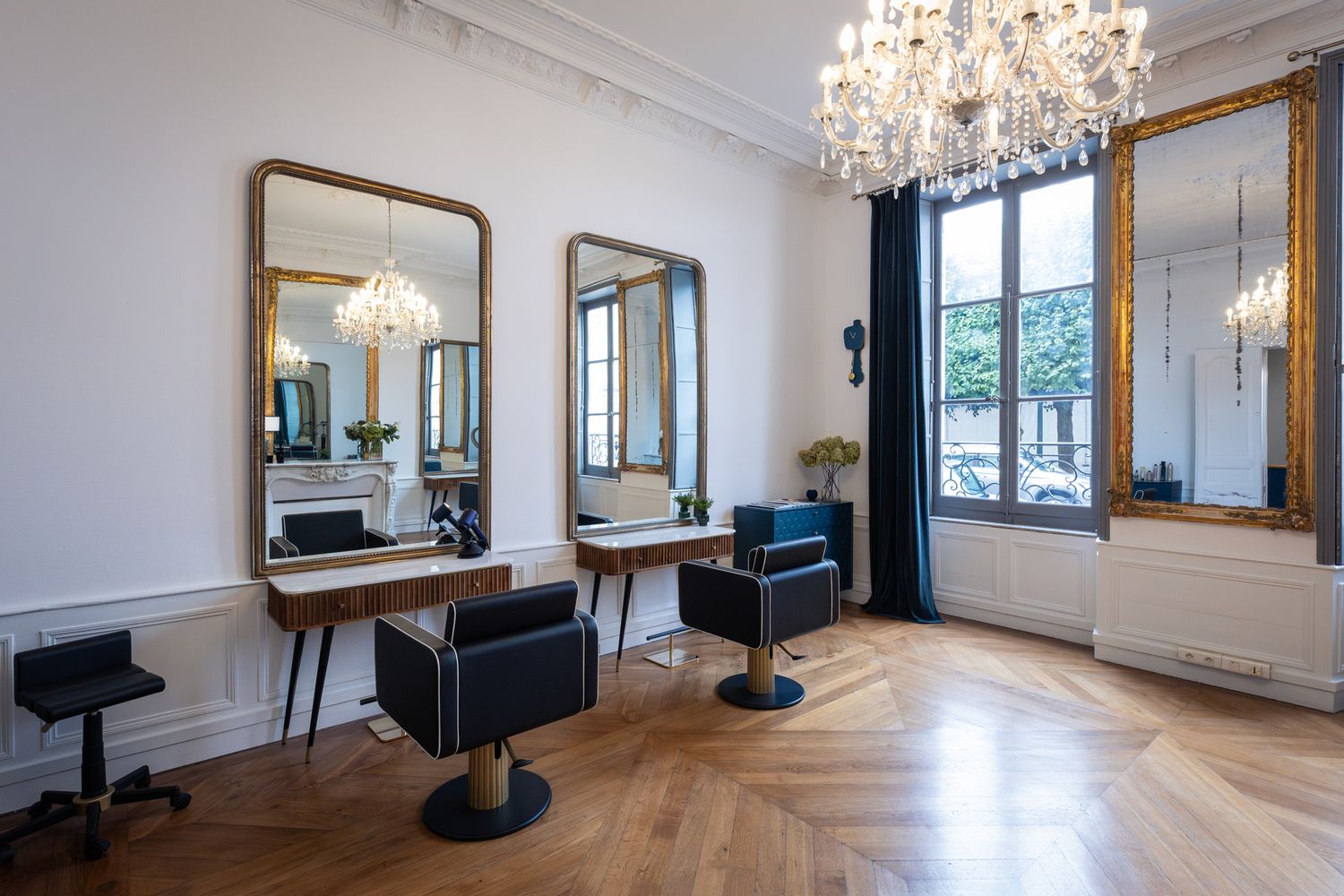 Photographie d’un espace professionnel prise sur site, en lumière naturelle, avec un cadrage pensé pour valoriser l’aménagement du lieu