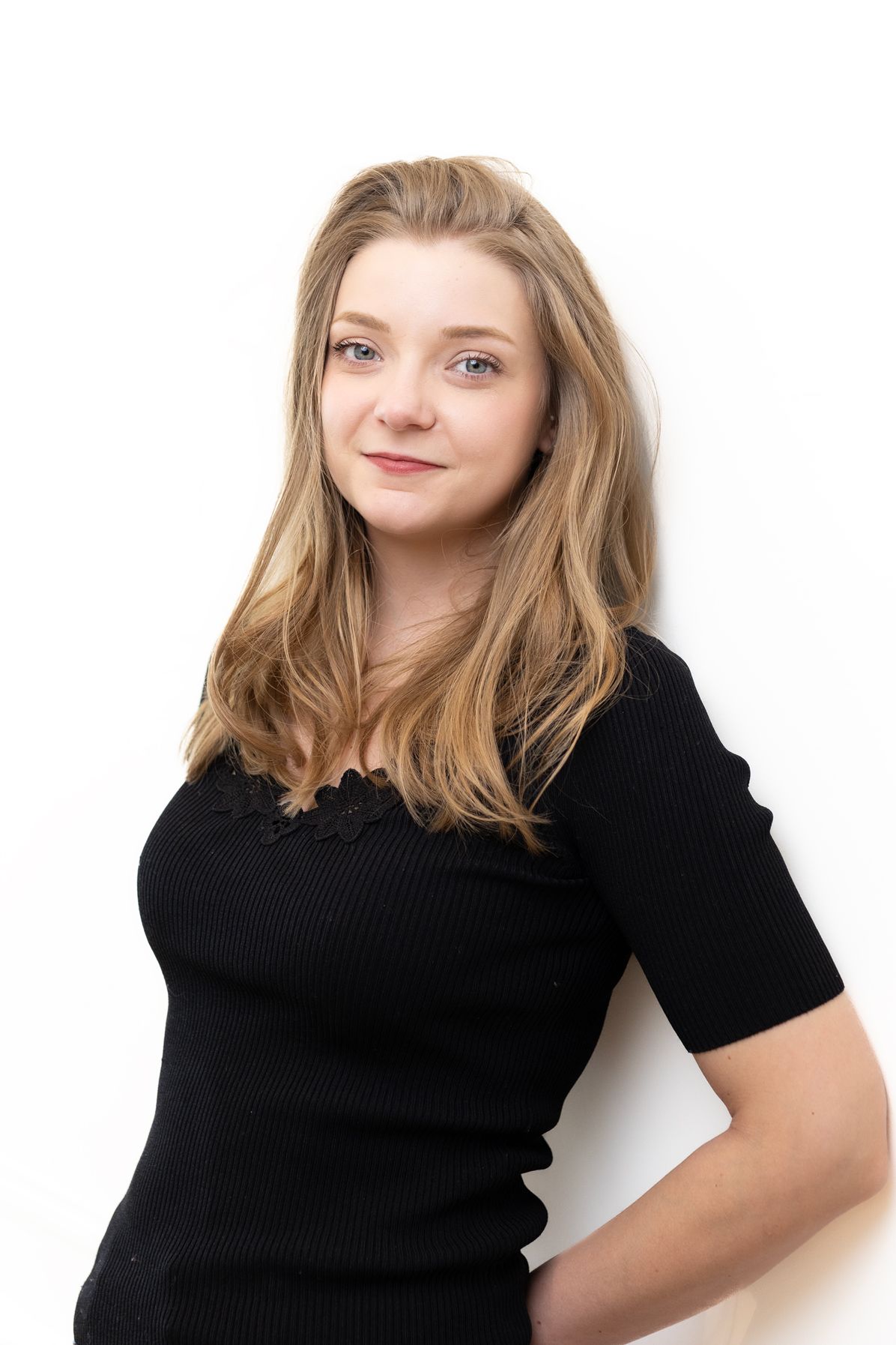 Portrait corporate réalisé en studio, cadrage sobre, posture professionnelle et regard affirmé