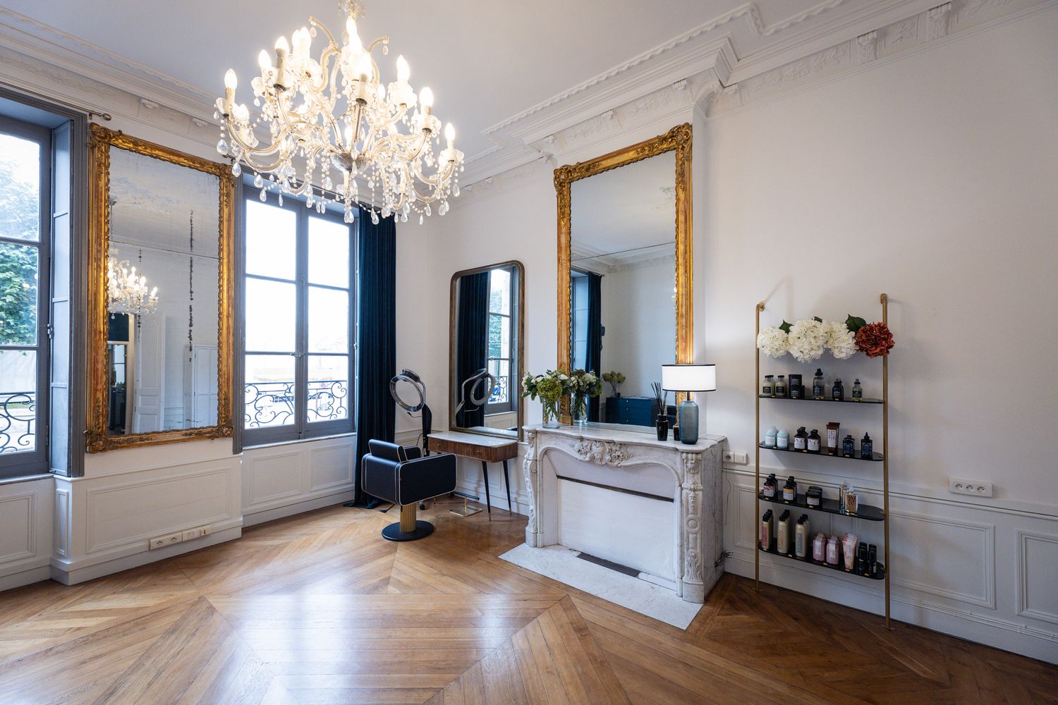 Photographie d’un espace professionnel prise sur site, en lumière naturelle, avec un cadrage pensé pour valoriser l’aménagement du lieu