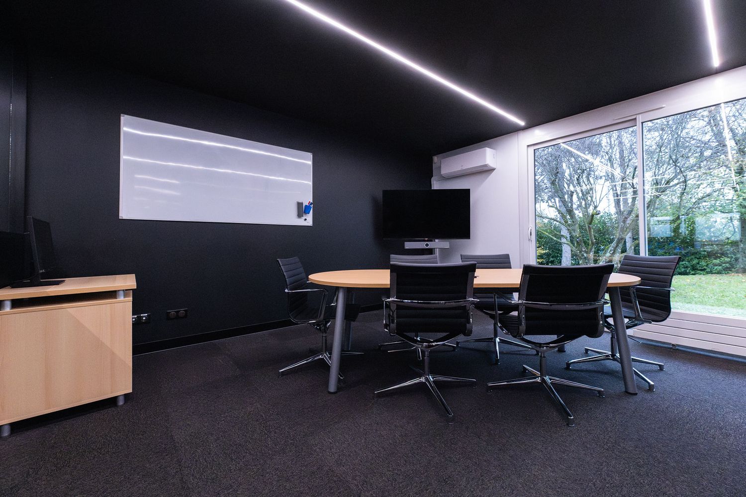 Photographie d’un espace professionnel prise sur site, en lumière naturelle, avec un cadrage pensé pour valoriser l’aménagement du lieu