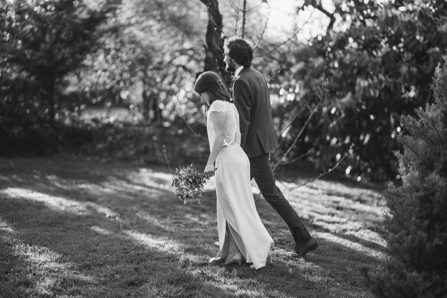 photo couple mariage qui marche