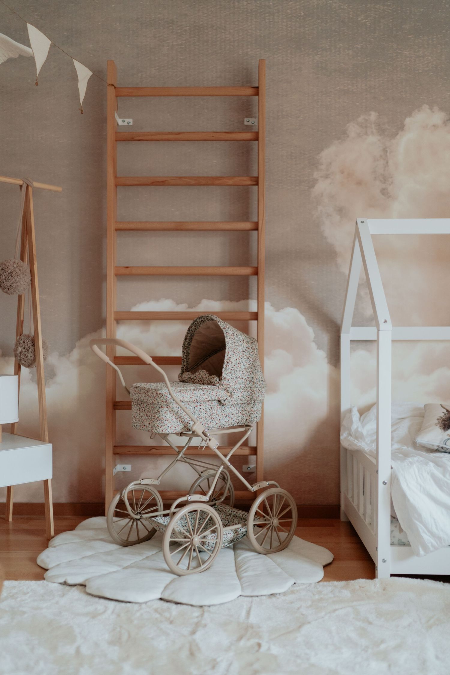 Puppenwagen in einem Kinderzimmer für ein Editorialshooting eingerichtet.