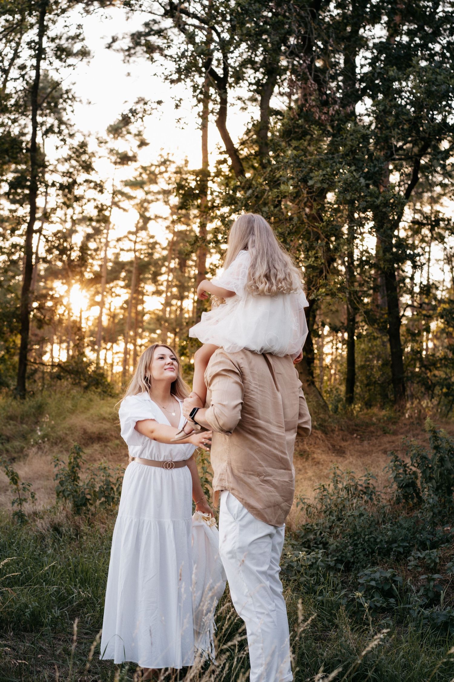 Familienshooting in der Natur bei Sonnenuntergang bei Hannover.