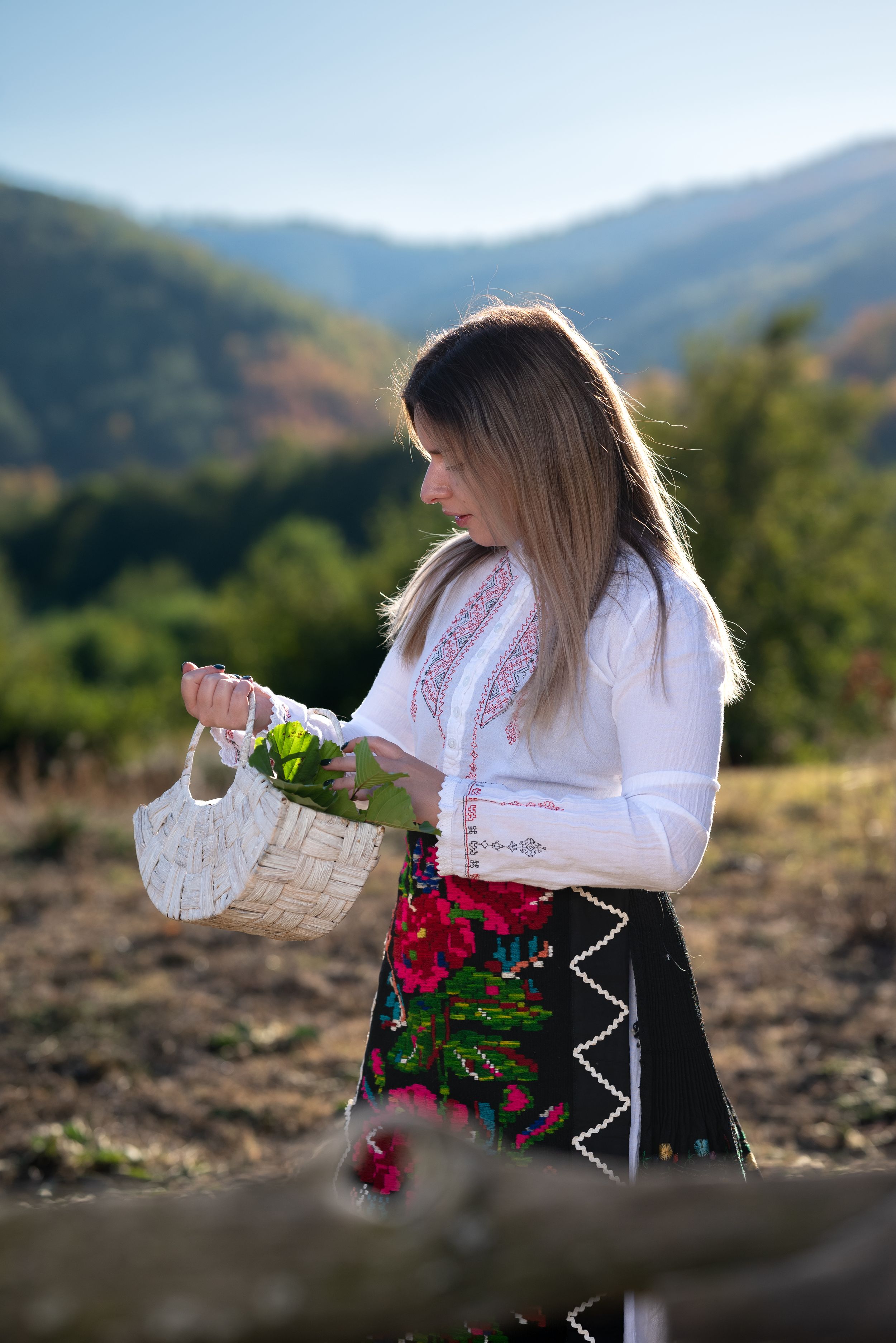 Творческа фотосесия с автентични народни носии - запазете час за индивидуална фотосесия