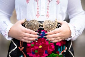 Творческа фотосесия с автентични народни носии - запазете час за индивидуална фотосесия