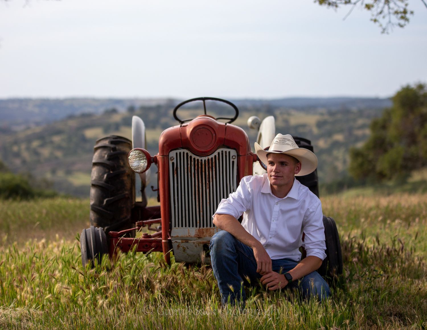 gunnii sack photography, class of 2022, calaveras high school, paloma ca, old tractor, county shoot, cowboy